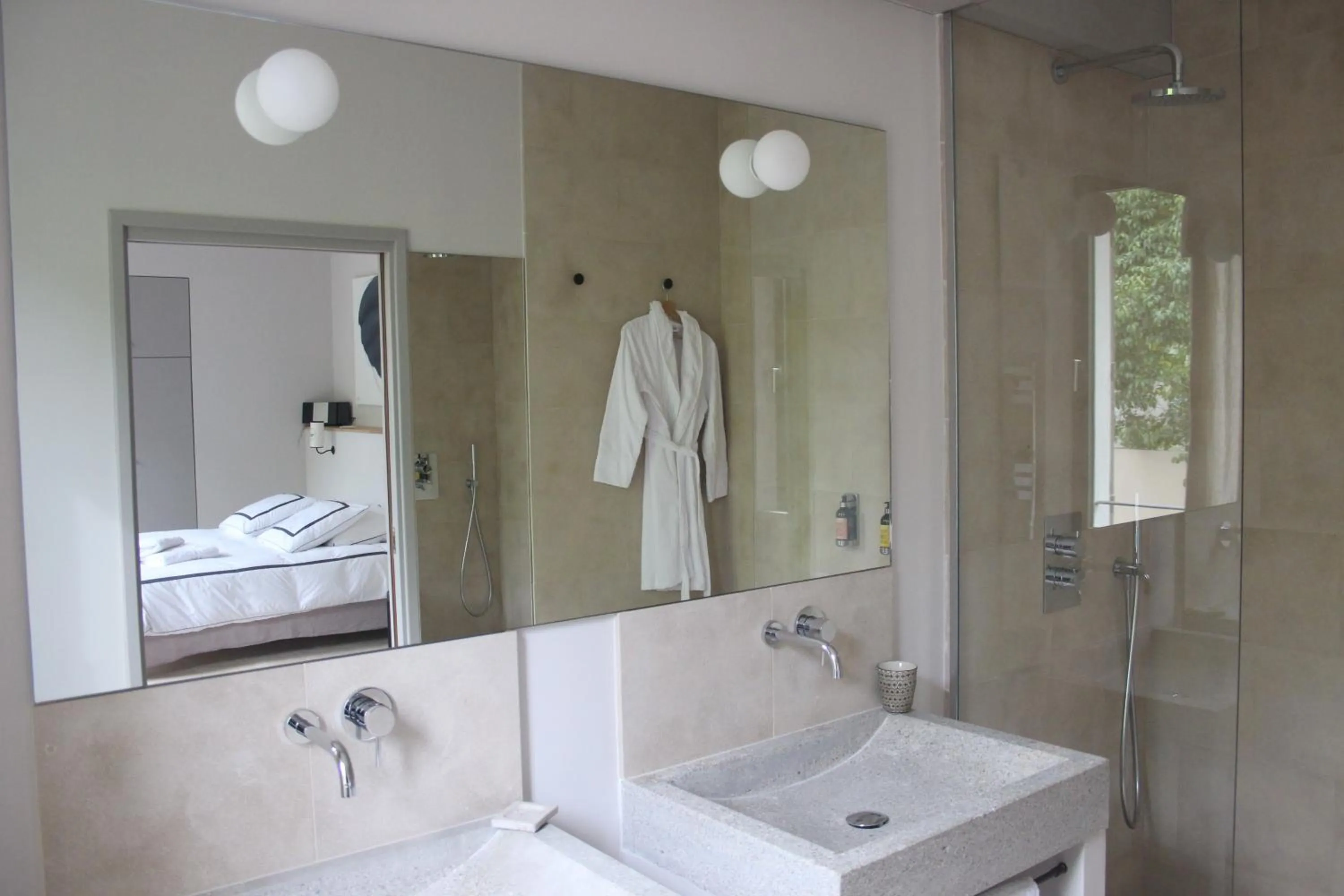 Bathroom in La Magnanerie de l'Isle B&B