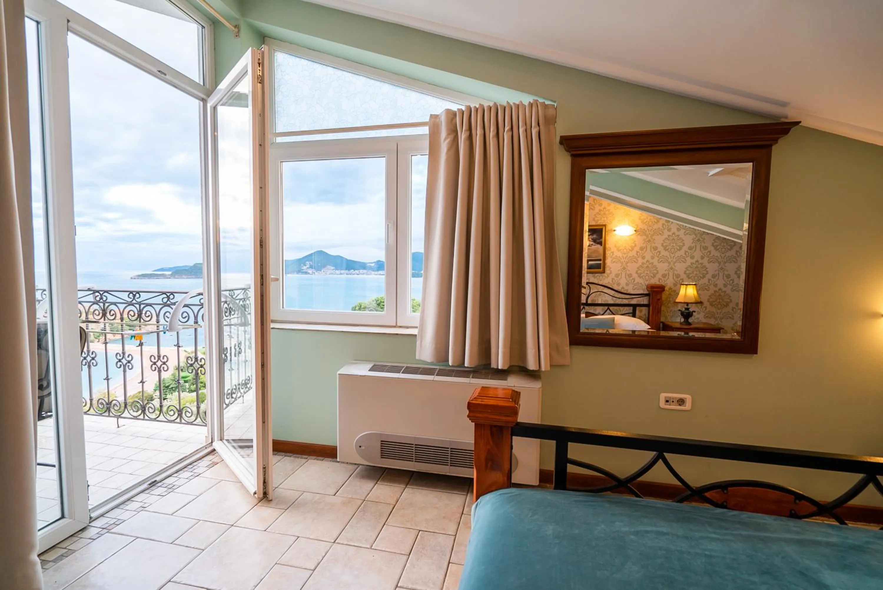 Bedroom, Bed in Villa Edelweiss