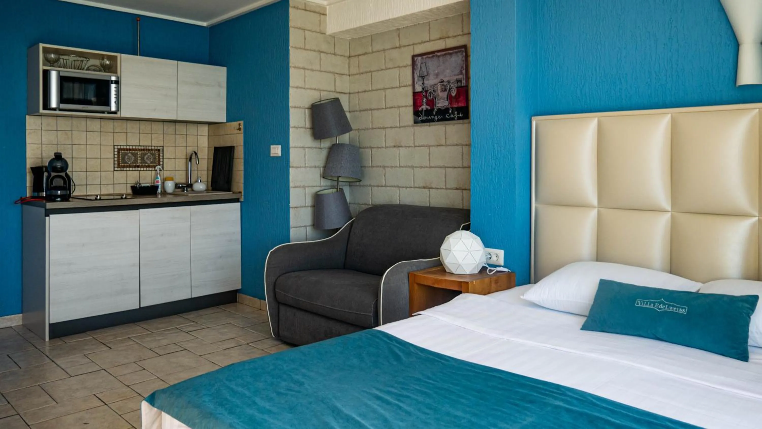 Kitchen or kitchenette, Bed in Villa Edelweiss