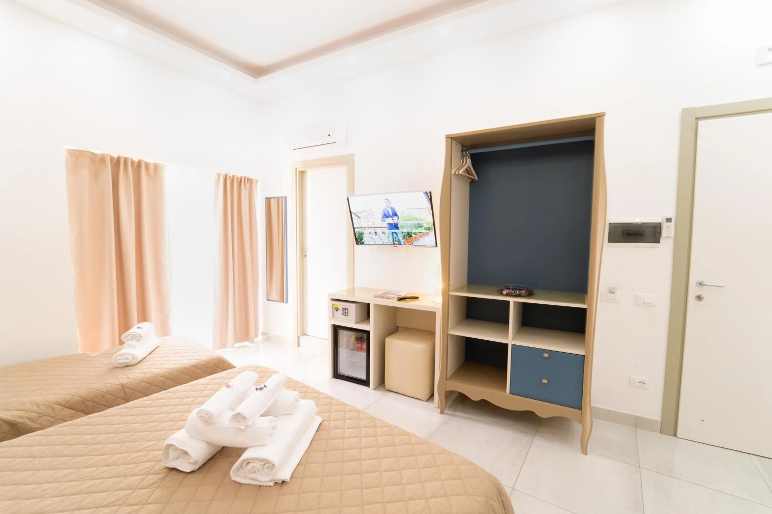 Shower, Bed in Royal Art H Duomo - Napoli Centro, by ClaPa Group