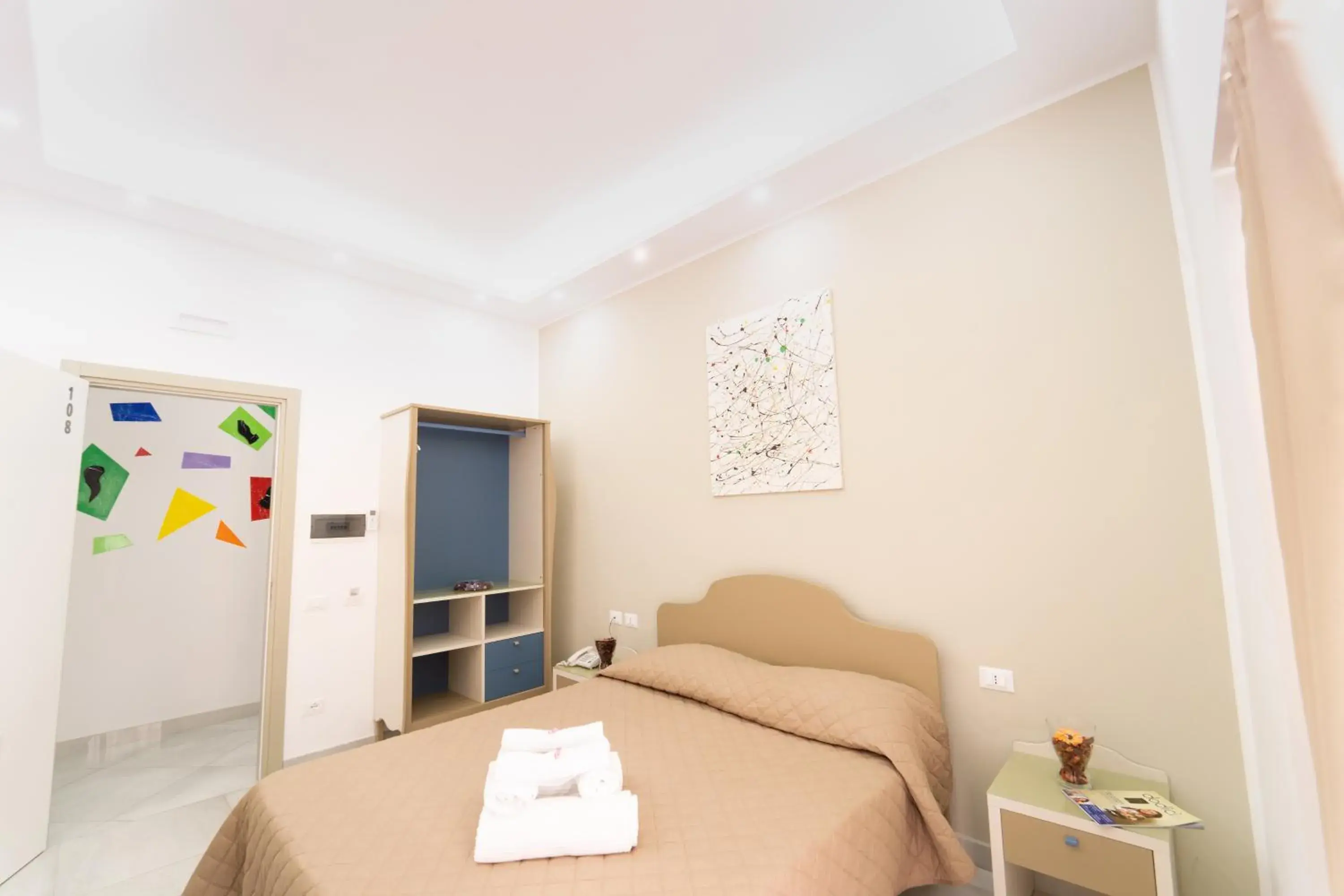 Living room, Bed in Royal Art H Duomo - Napoli Centro, by ClaPa Group Living room, Bed in Royal Art H Duomo - Napoli Centro, by ClaPa Group