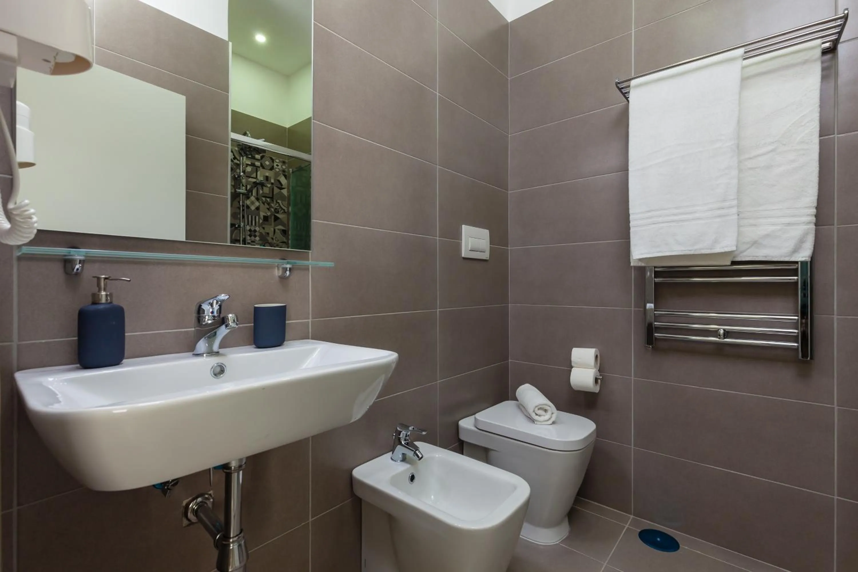 Bathroom in Royal Art H Duomo - Napoli Centro, by ClaPa Group