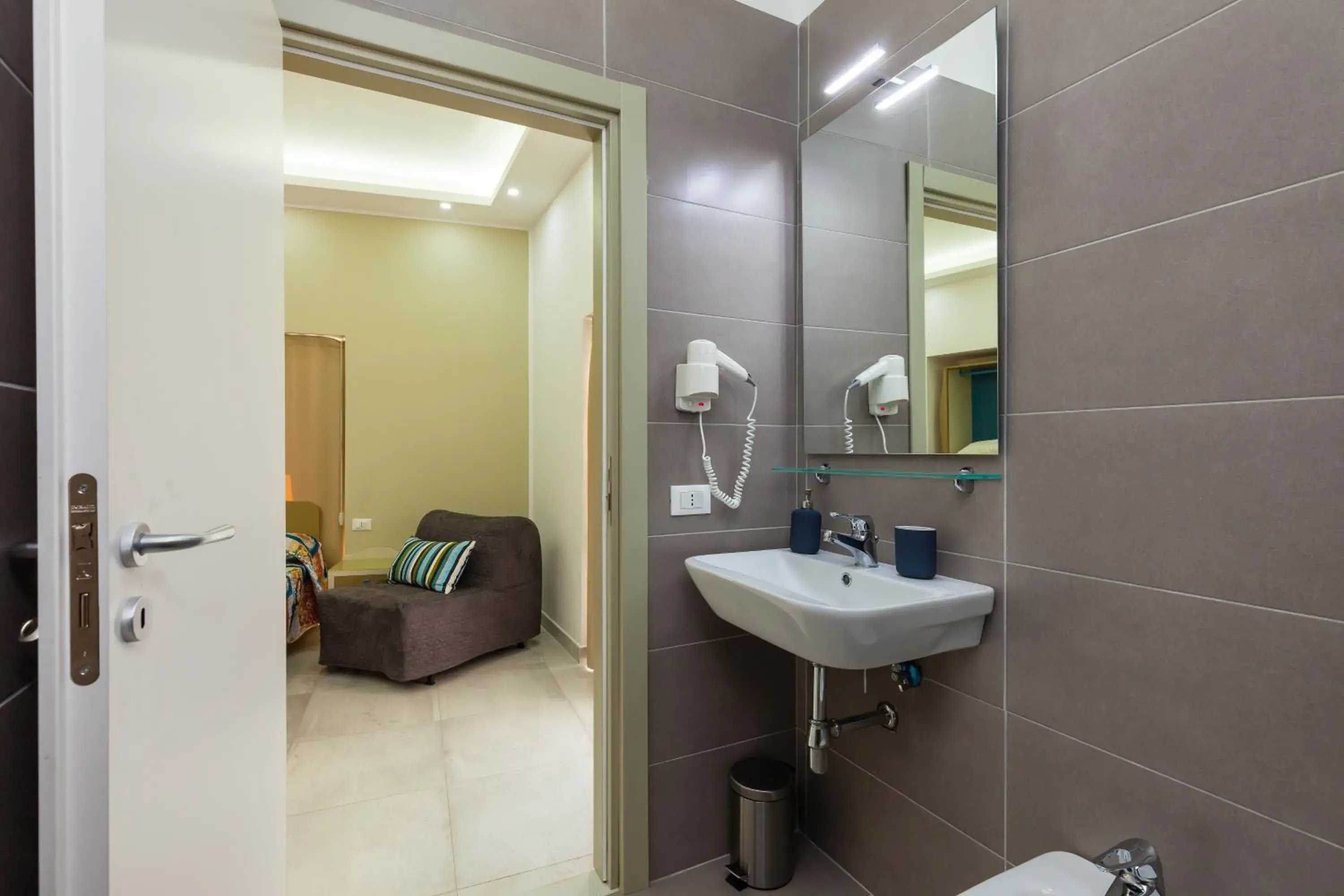 Photo of the whole room in Royal Art H Duomo - Napoli Centro, by ClaPa Group Photo of the whole room in Royal Art H Duomo - Napoli Centro, by ClaPa Group