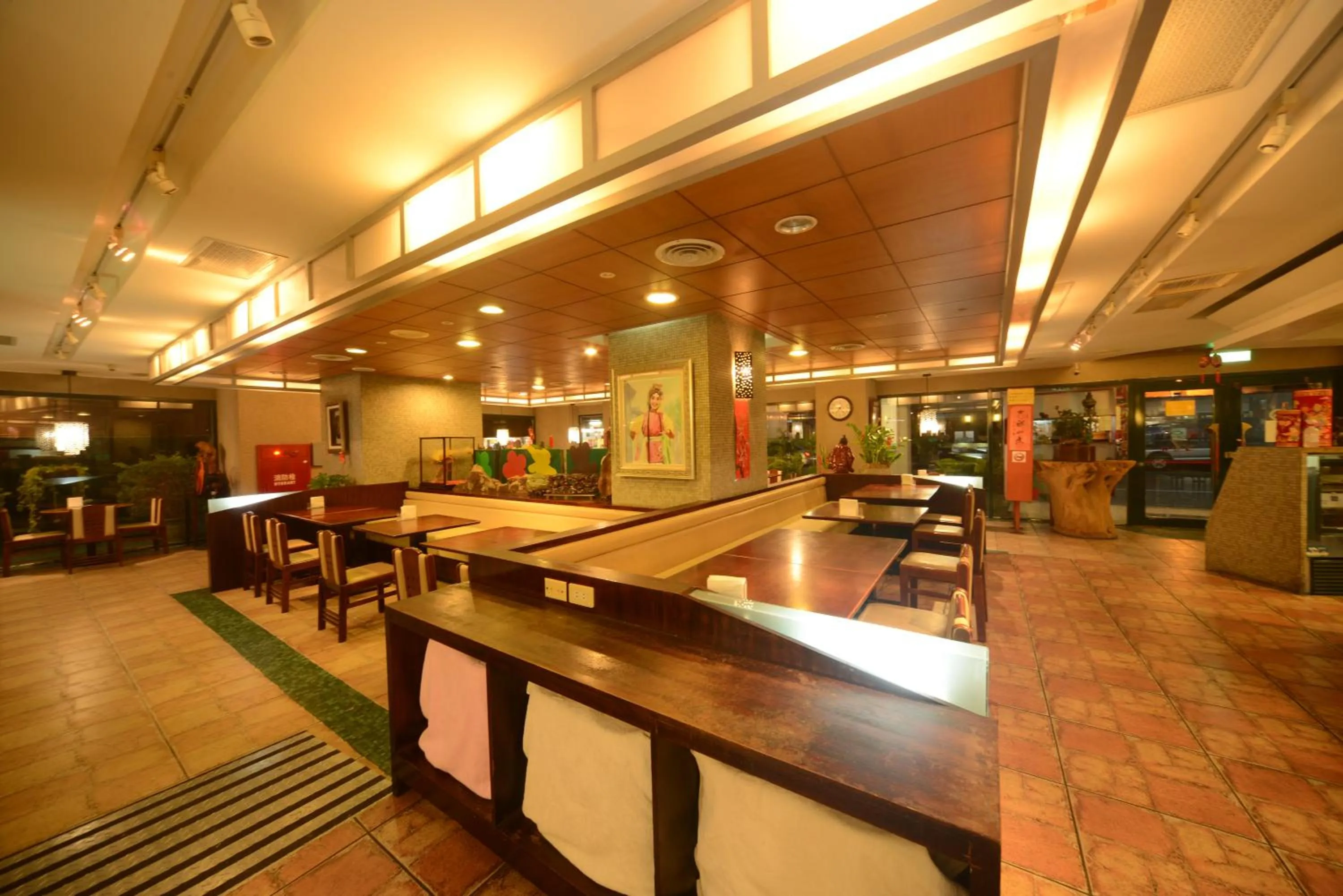 Restaurant/places to eat in Apollo Hotel