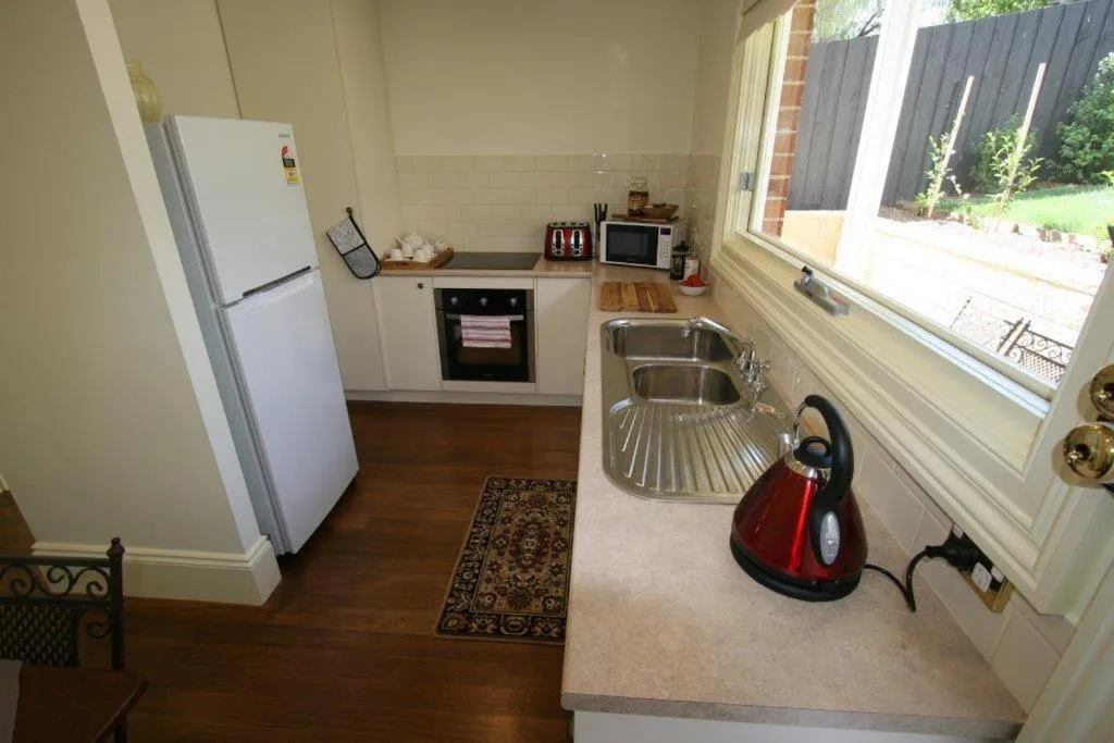 Kitchen or kitchenette in Annies Garden Cottage