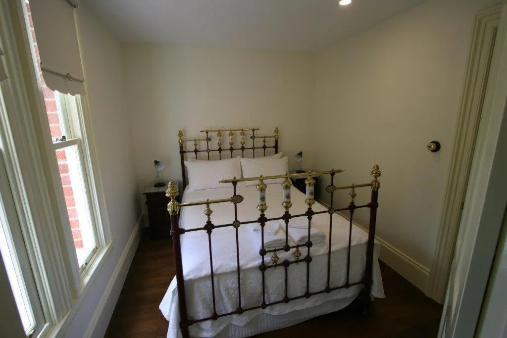 Bedroom, Bed in Annies Garden Cottage