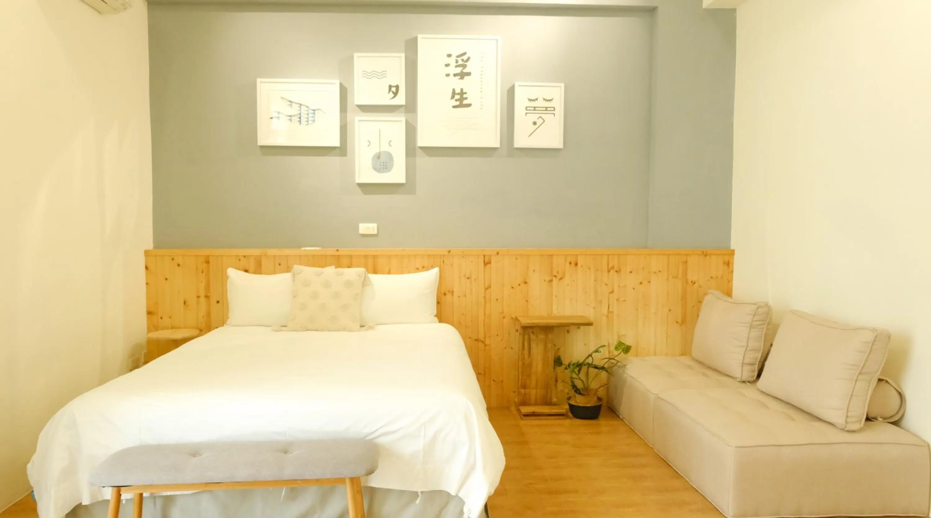 Photo of the whole room, Bed in Cozy Blue B&B