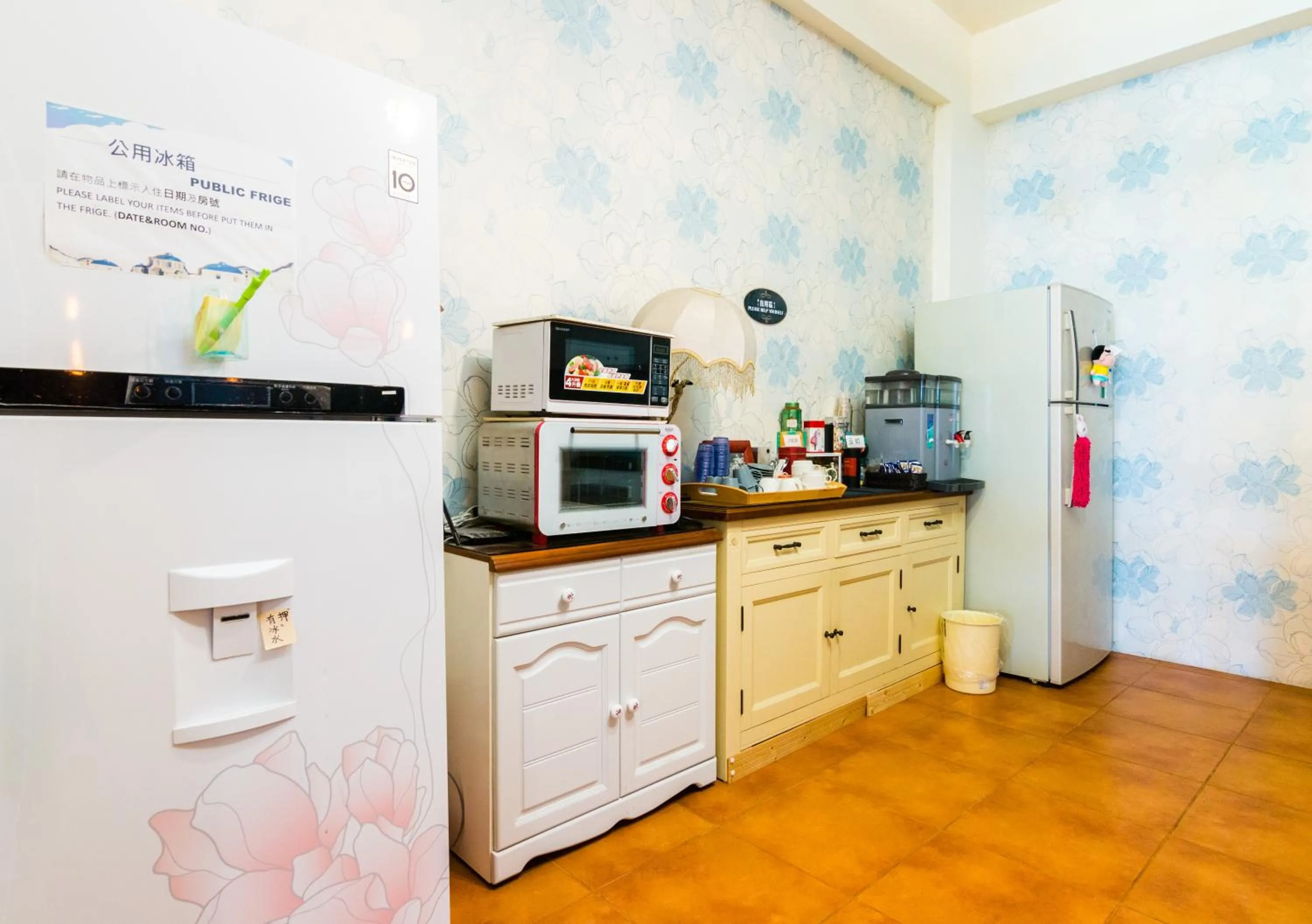 Communal kitchen in Cozy Blue B&B