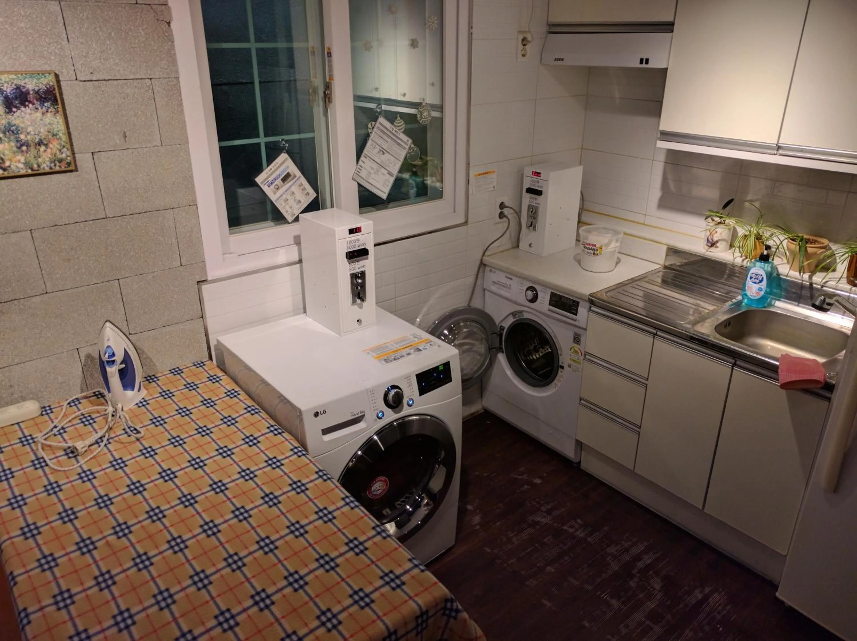 Decorative detail in Backpackers In Yeosu