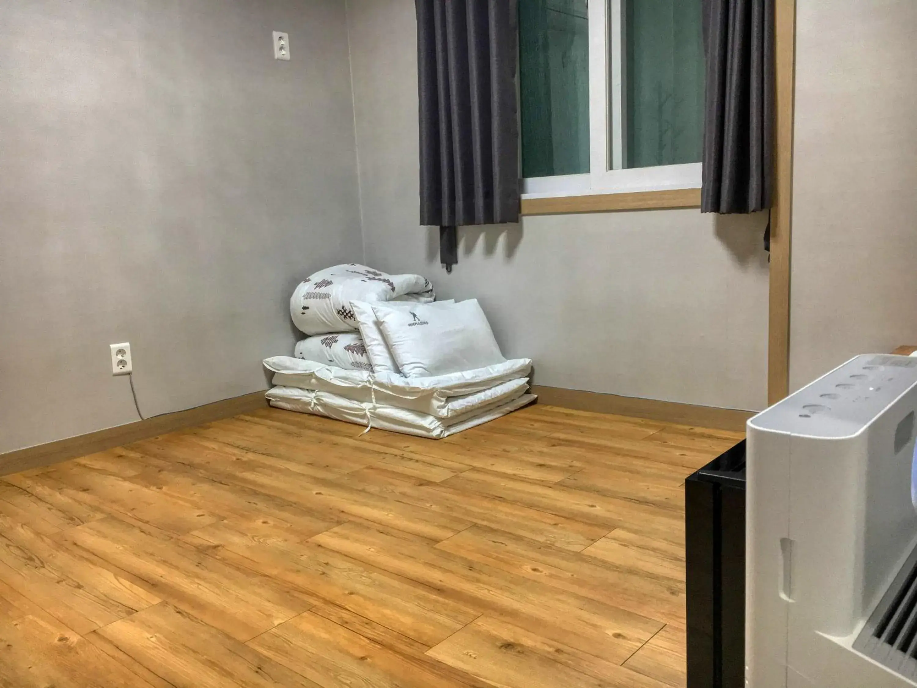 Photo of the whole room in Backpackers In Yeosu Photo of the whole room in Backpackers In Yeosu