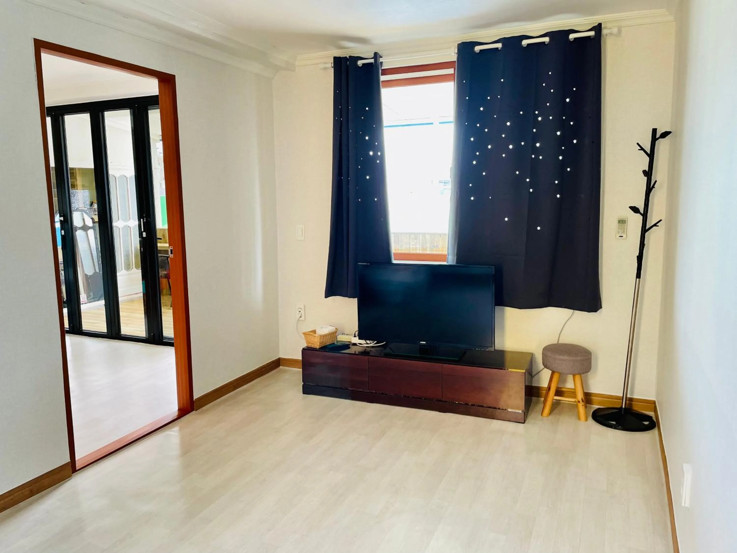 Photo of the whole room in Backpackers In Yeosu