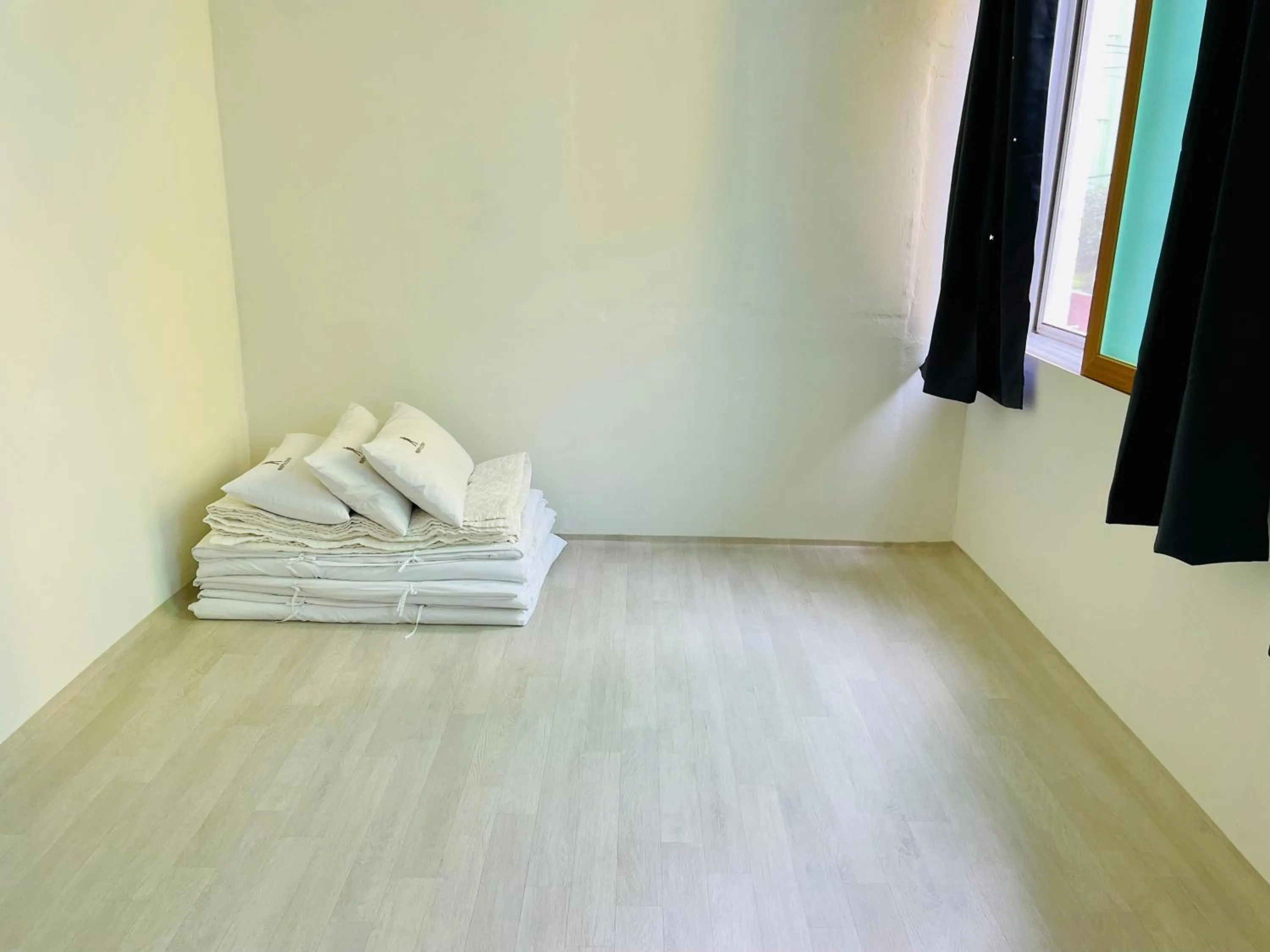 Photo of the whole room in Backpackers In Yeosu