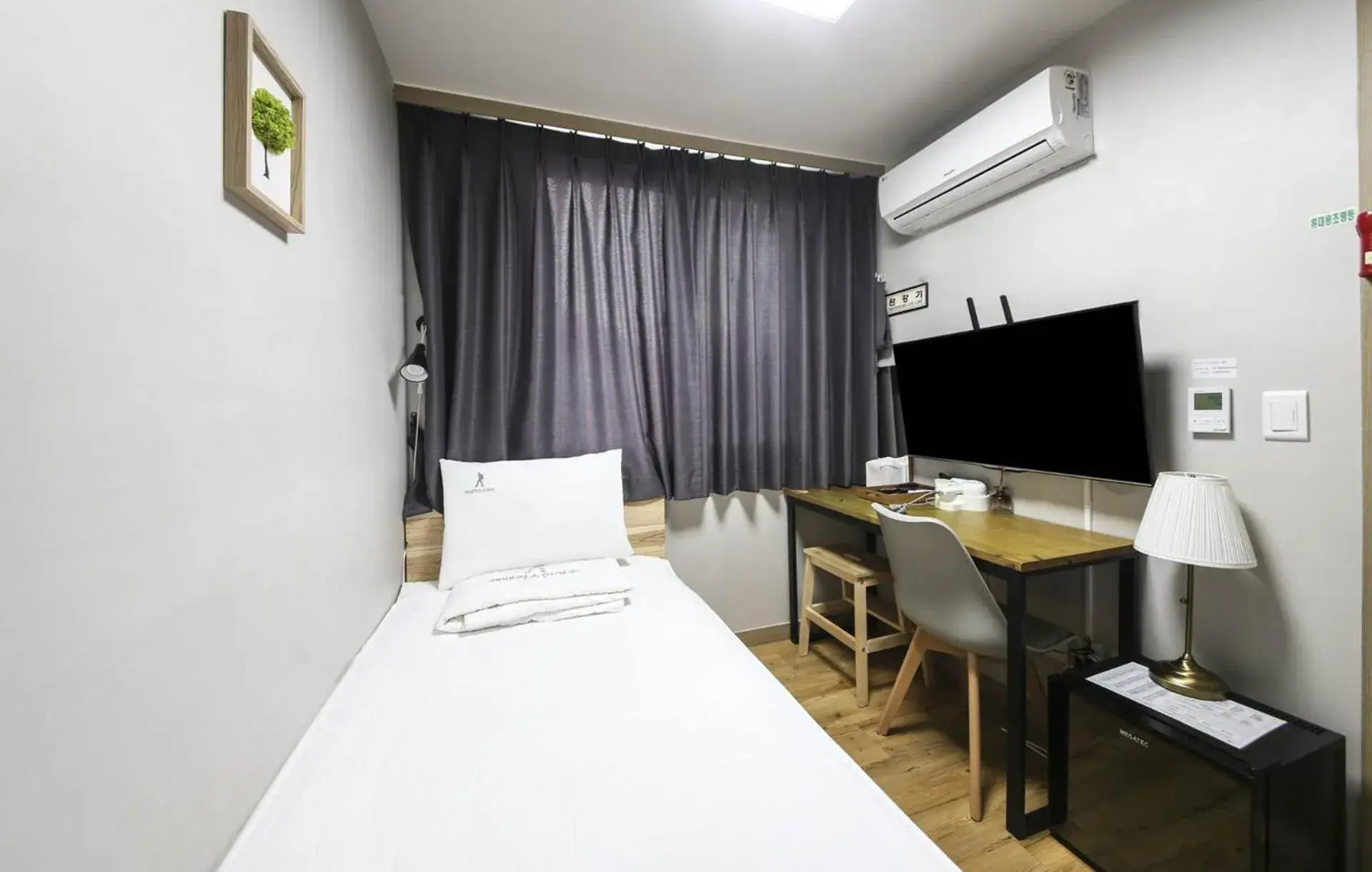 Photo of the whole room, Bed in Backpackers In Yeosu Photo of the whole room, Bed in Backpackers In Yeosu