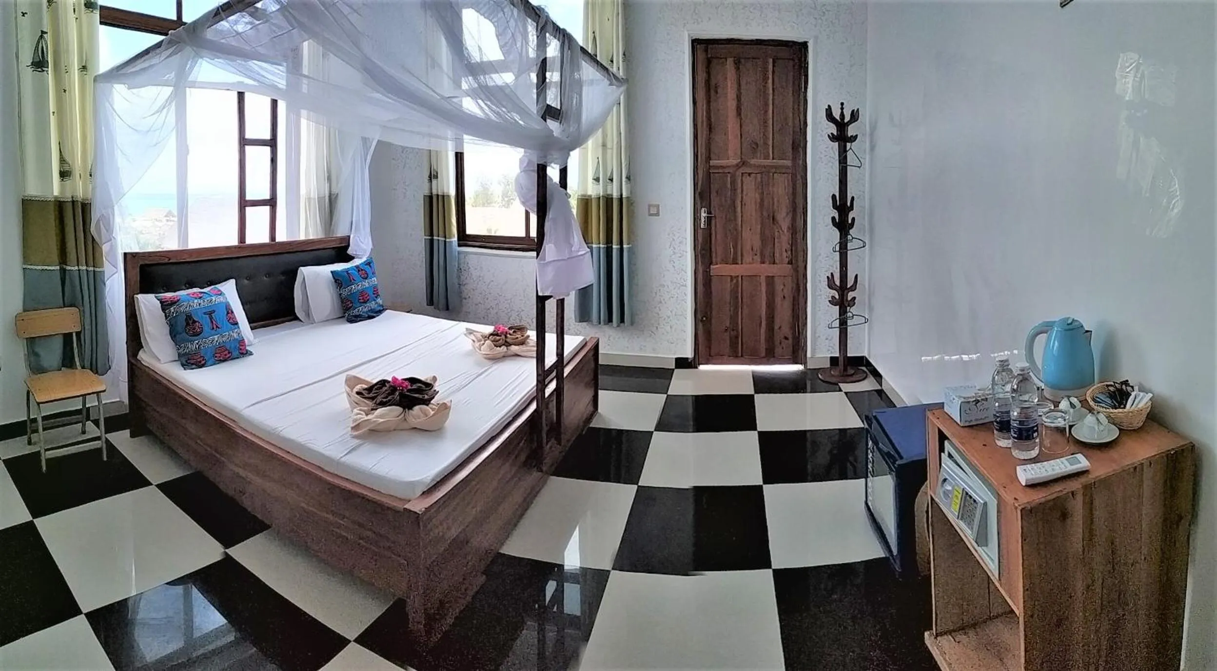 Shower, Bed in Mocco Beach Villa