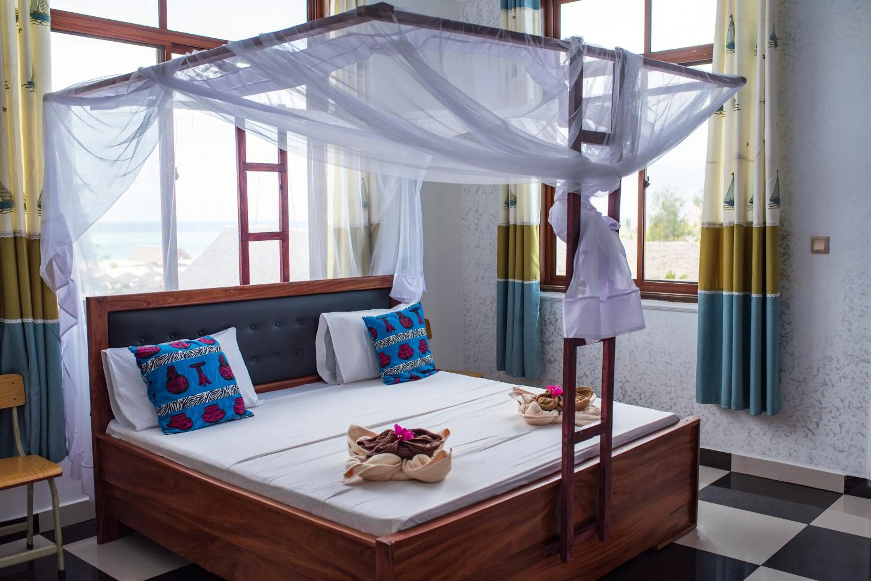 Shower, Bed in Mocco Beach Villa