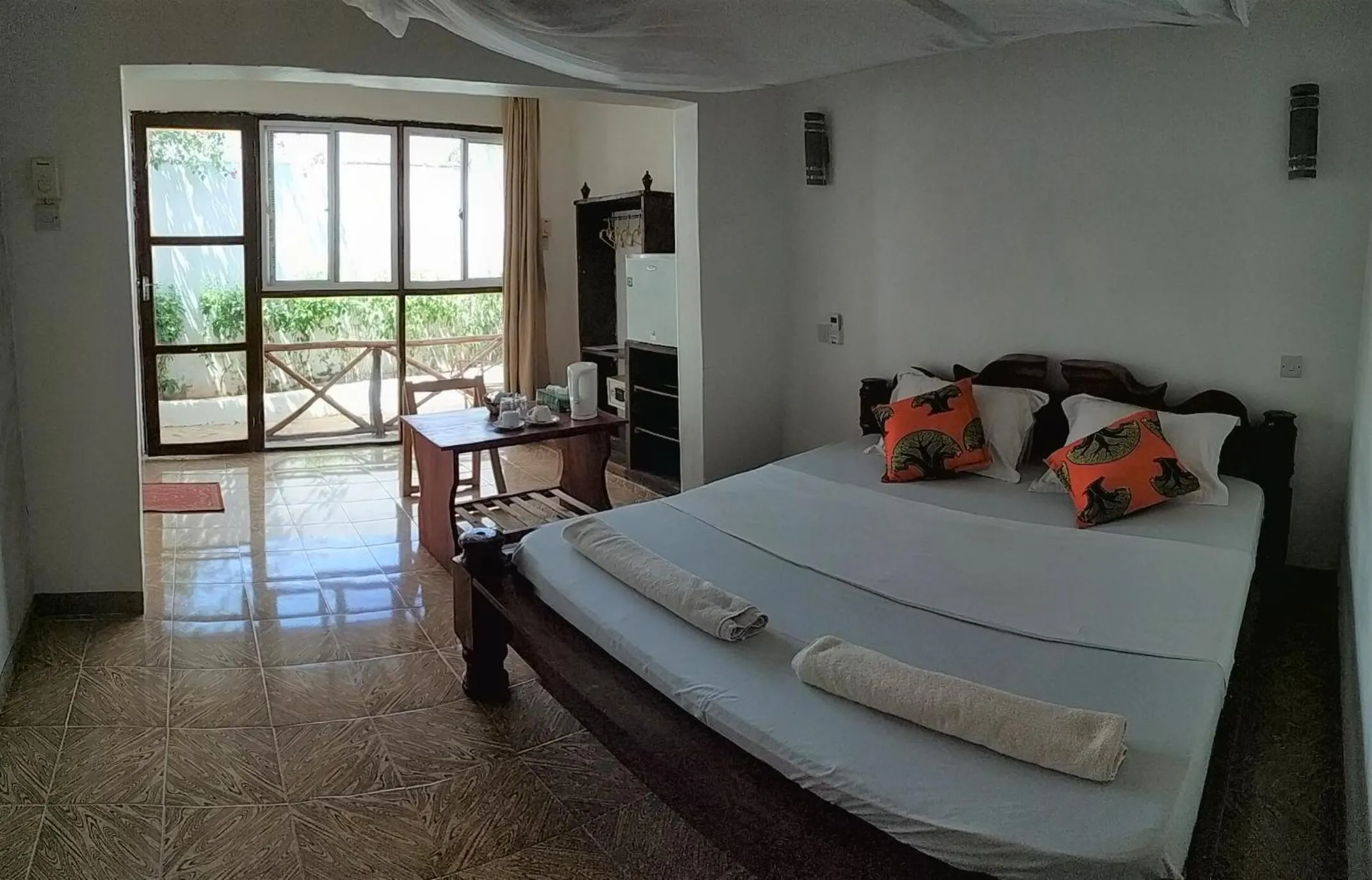 Shower, Bed in Mocco Beach Villa