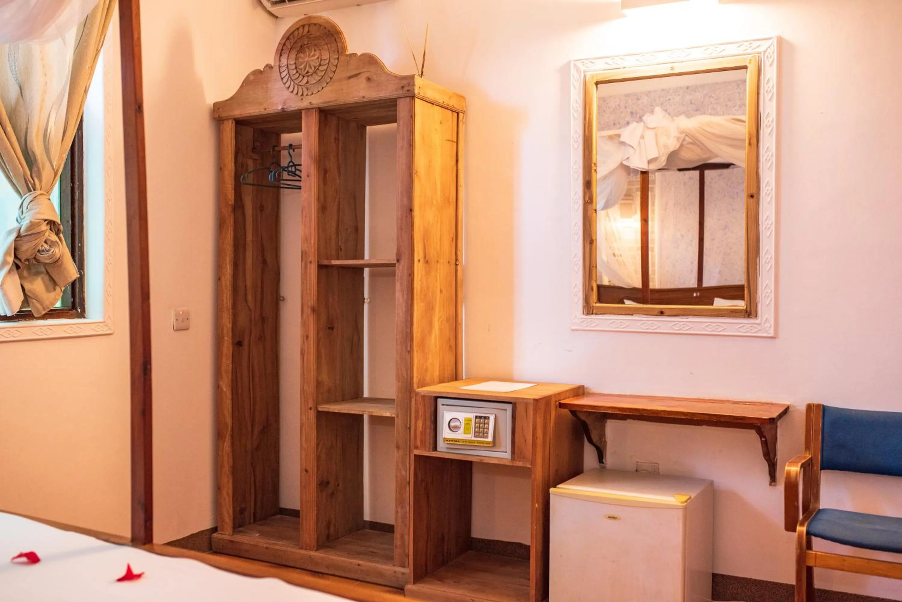 Shower, Bed in Mocco Beach Villa