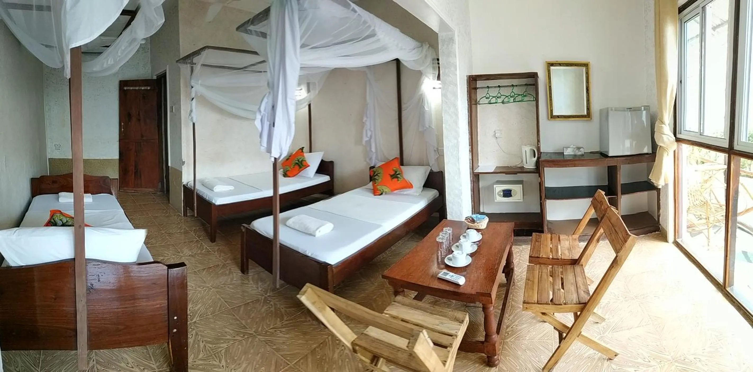 Shower, Bed in Mocco Beach Villa