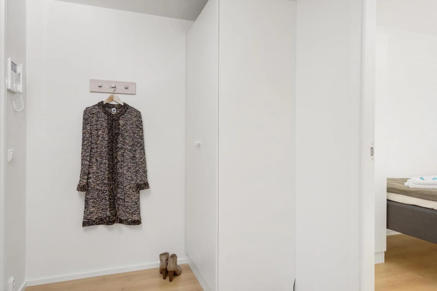 wardrobe, Bed in The Apartments Company - Majorstuen