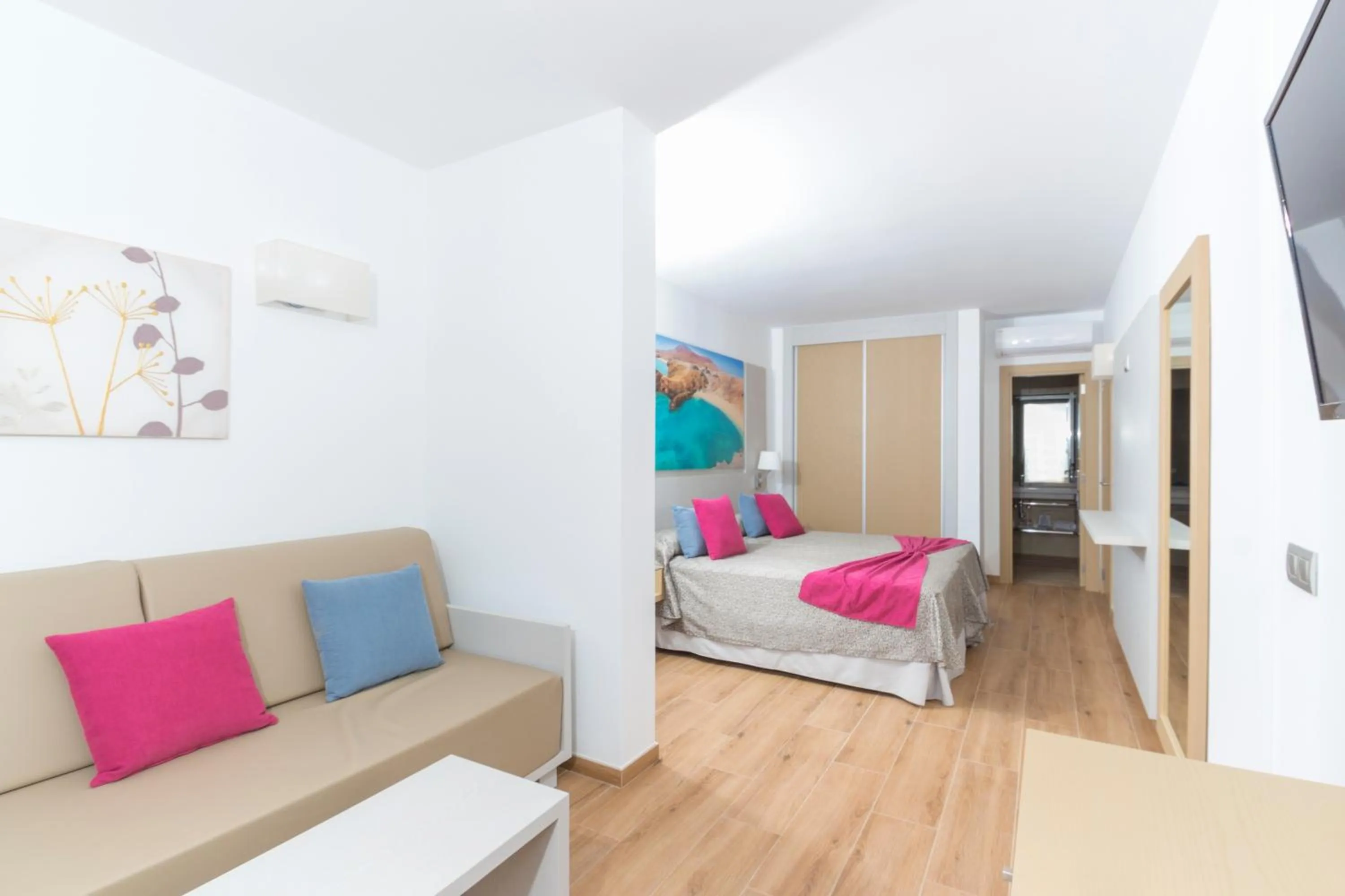 Photo of the whole room, Bed in HL Rio Playa Blanca