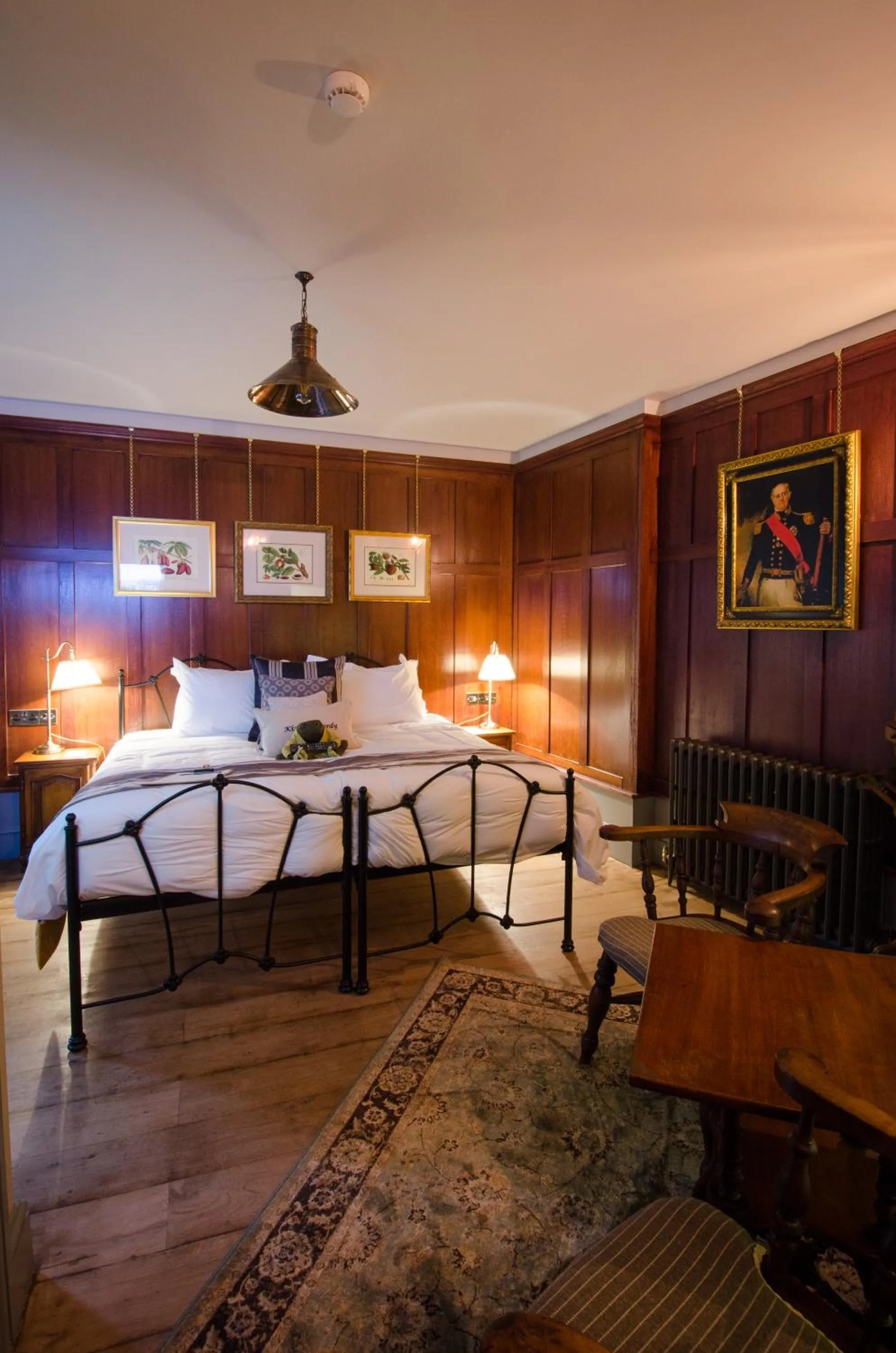 Photo of the whole room, Bed in 1777. At The Albion