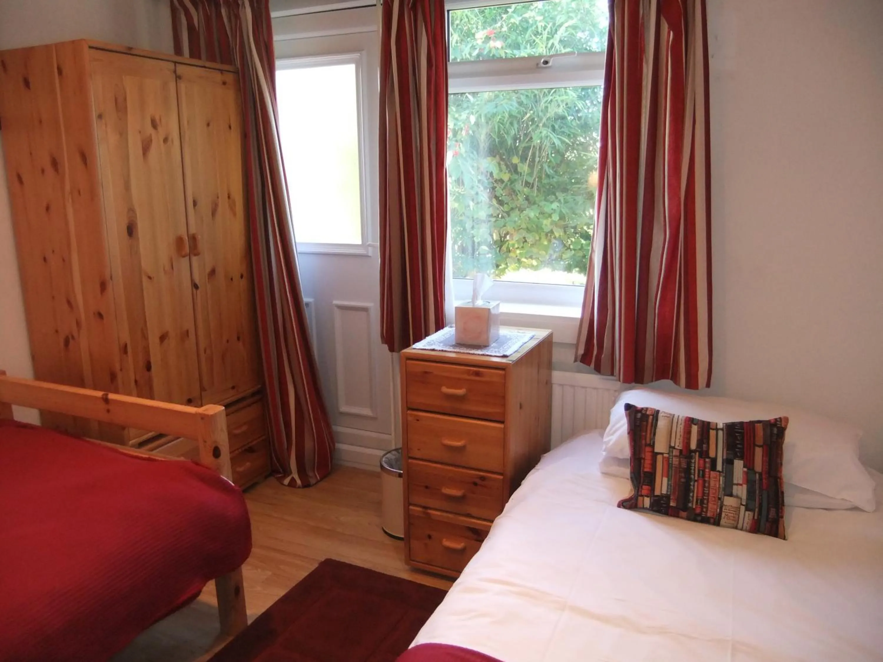 Bedroom, Bed in Sheephouse Manor
