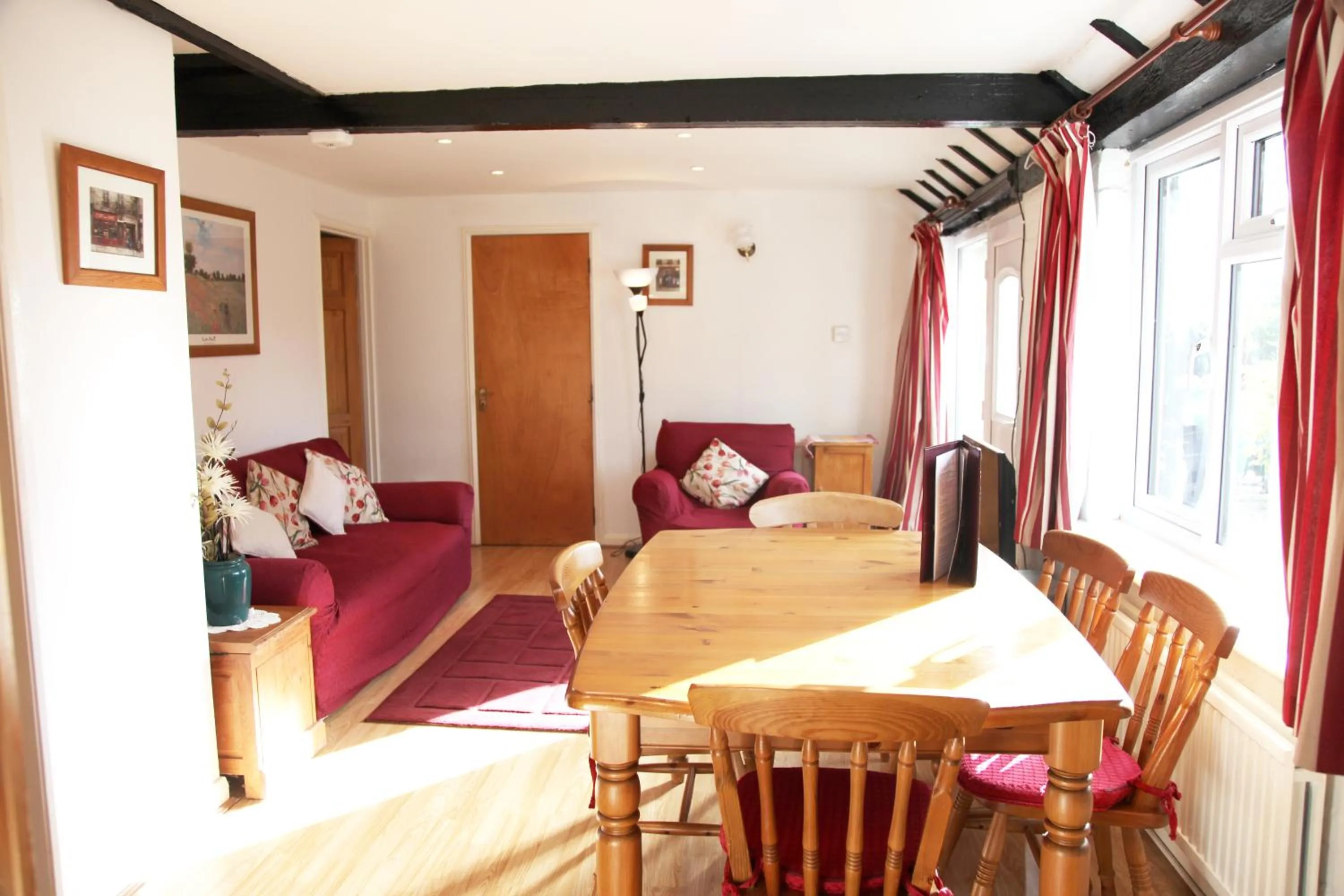 Photo of the whole room in Sheephouse Manor