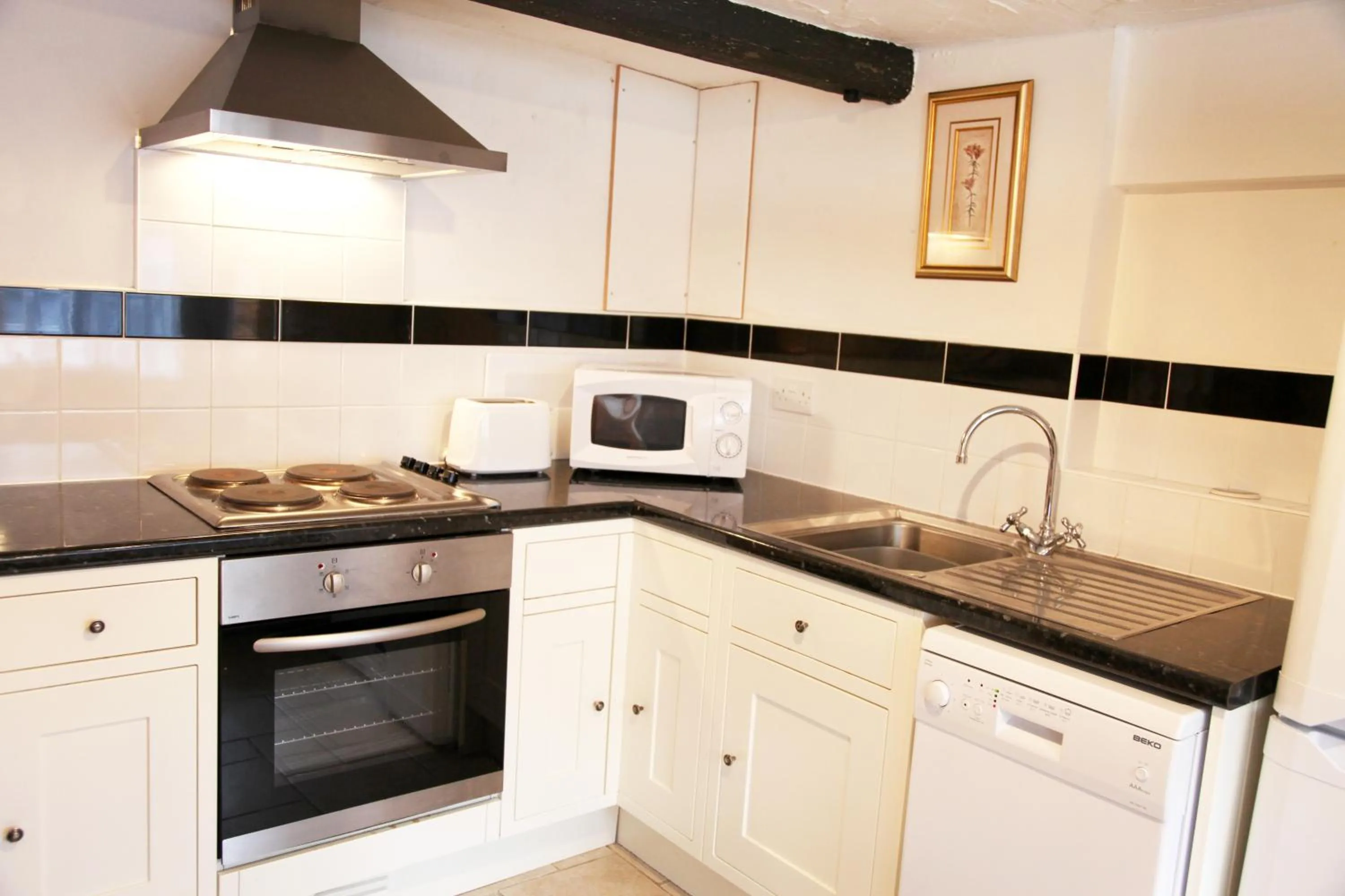 Kitchen or kitchenette in Sheephouse Manor