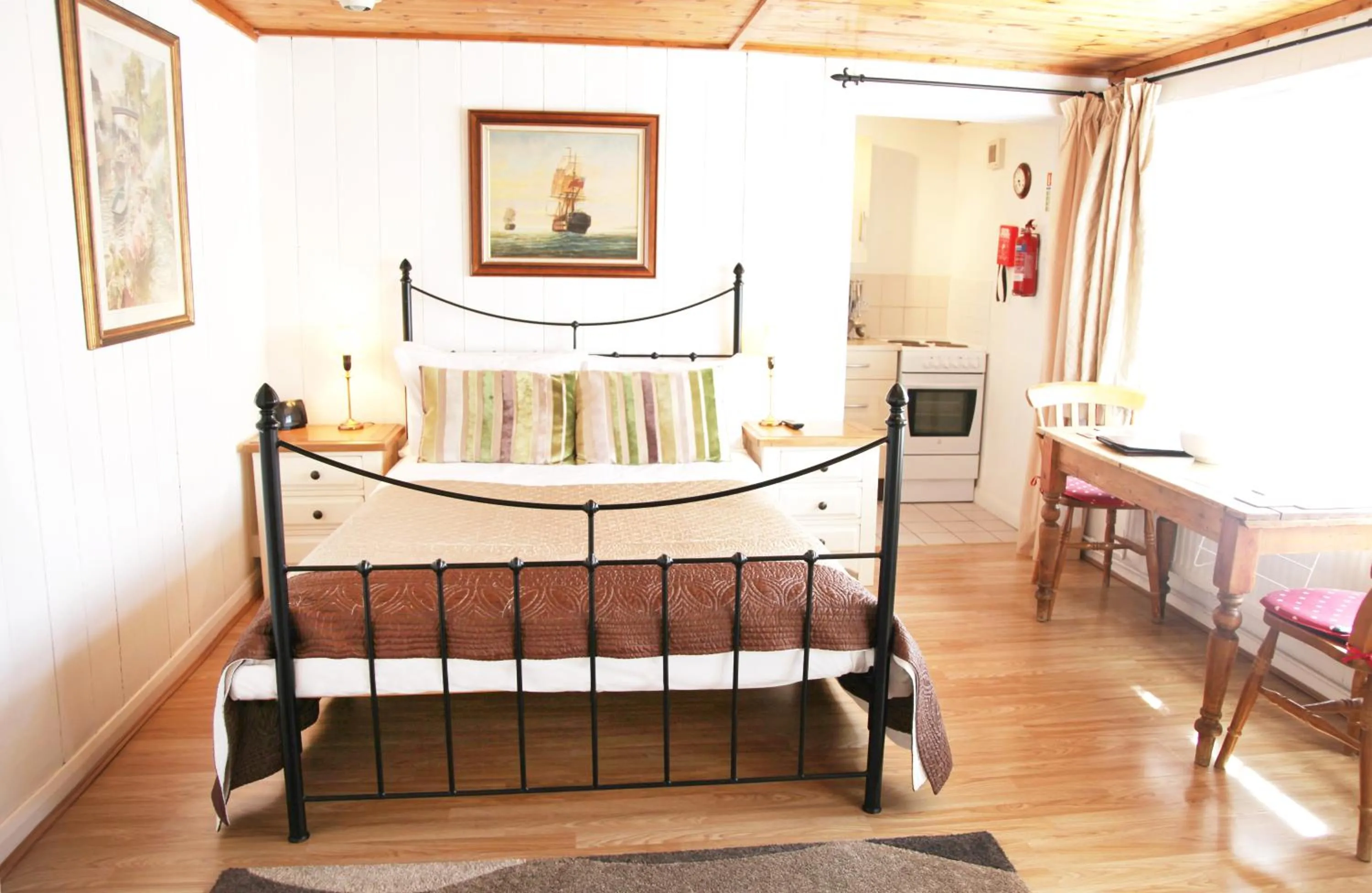 Living room, Bed in Sheephouse Manor