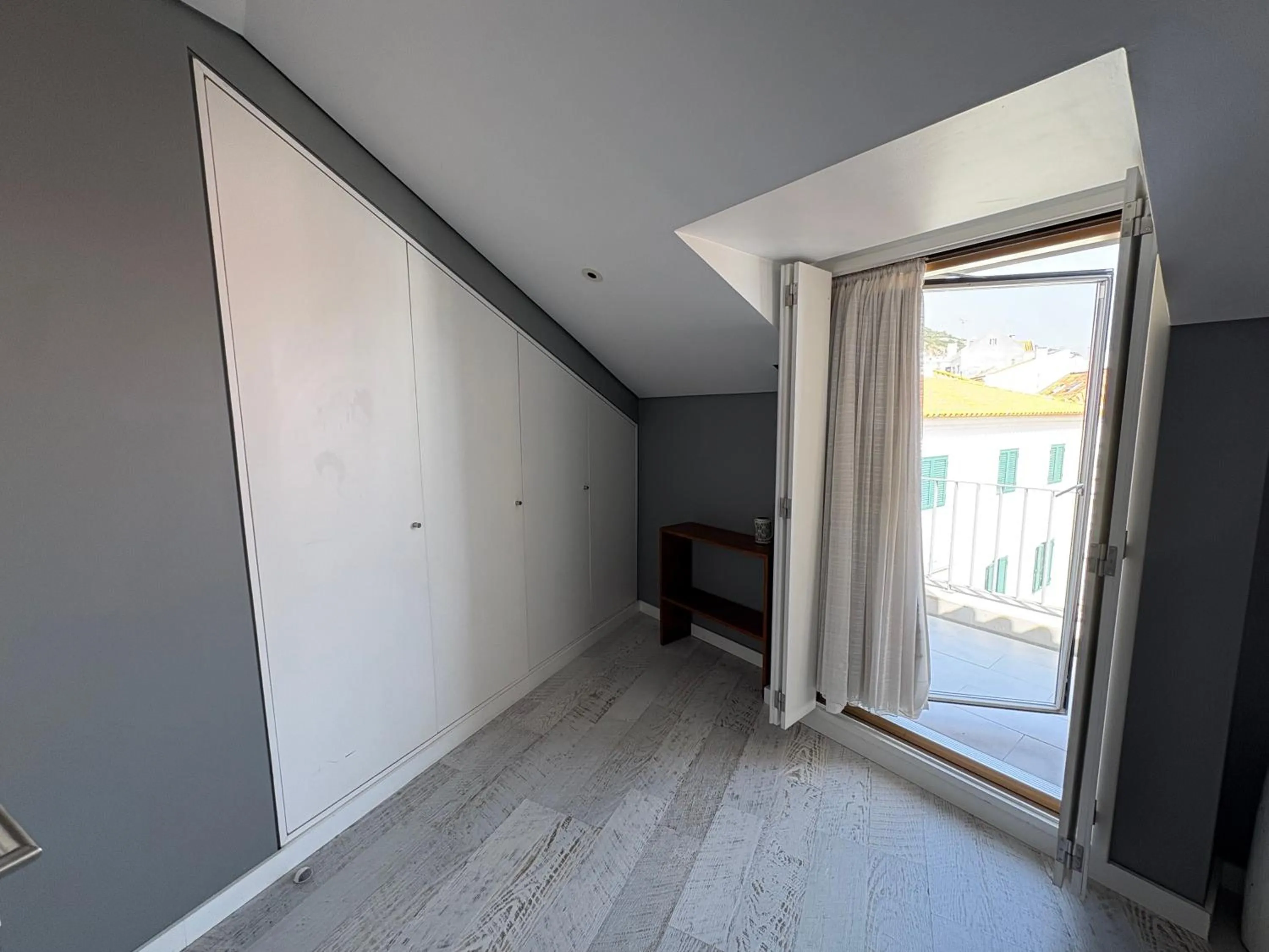 wardrobe in Casa da Praça Guest House