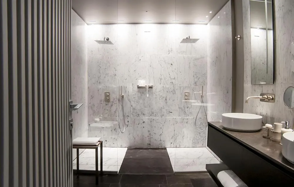 Shower in Hotel Byron