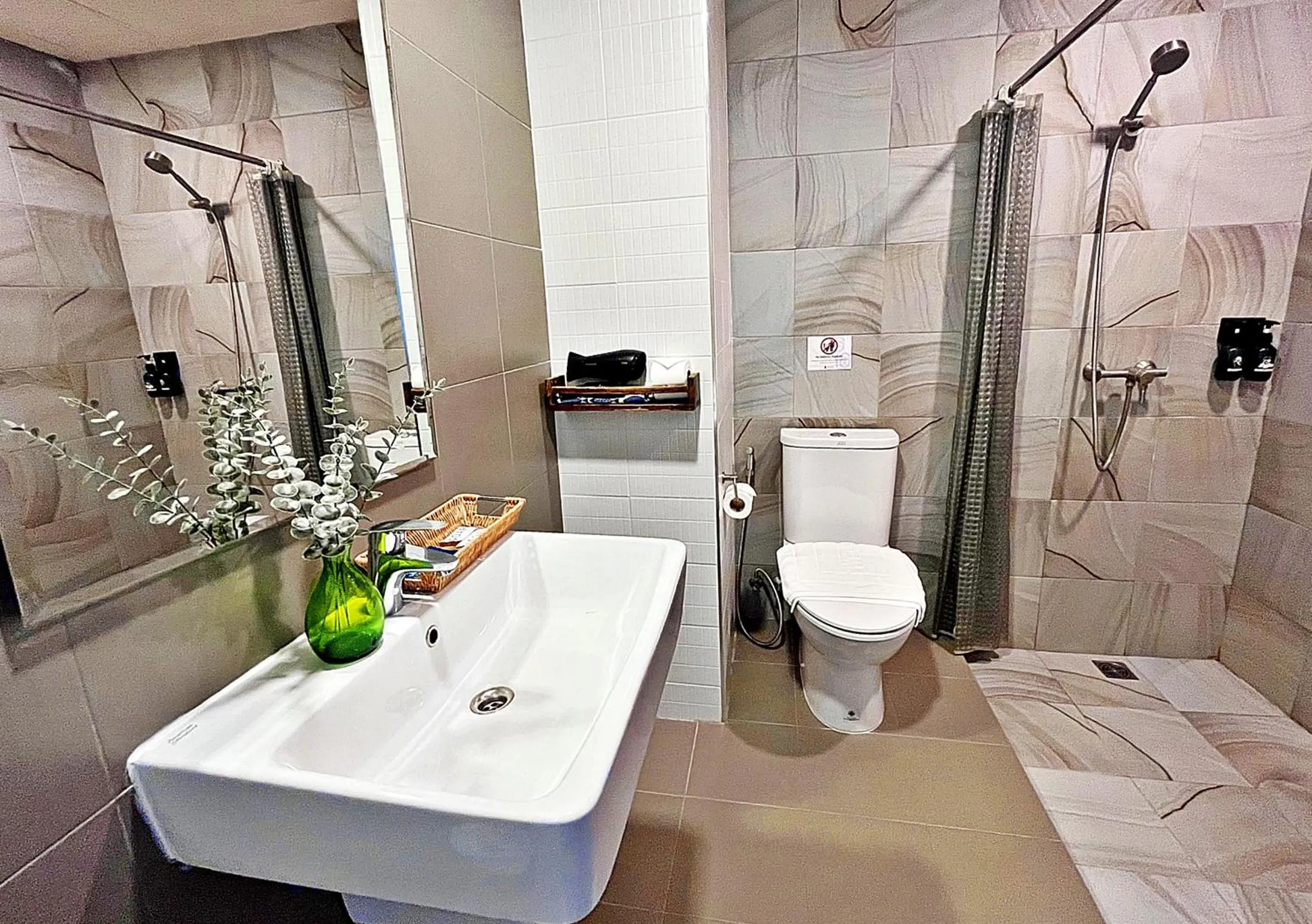 Shower in The Sixteenth Naiyang Beach Hotel- Free Schedule Airport Shuttle