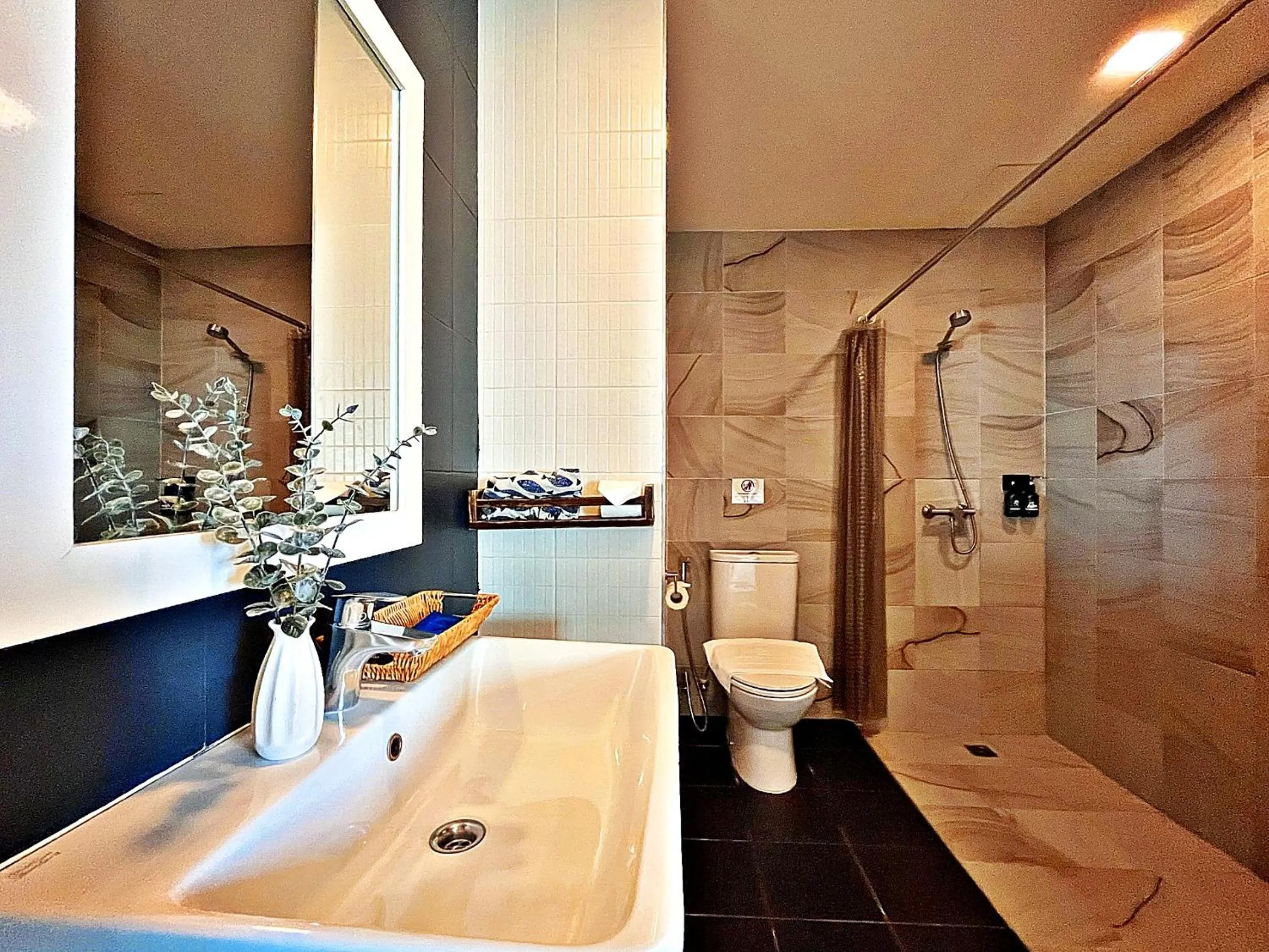 Shower in The Sixteenth Naiyang Beach Hotel- Free Schedule Airport Shuttle