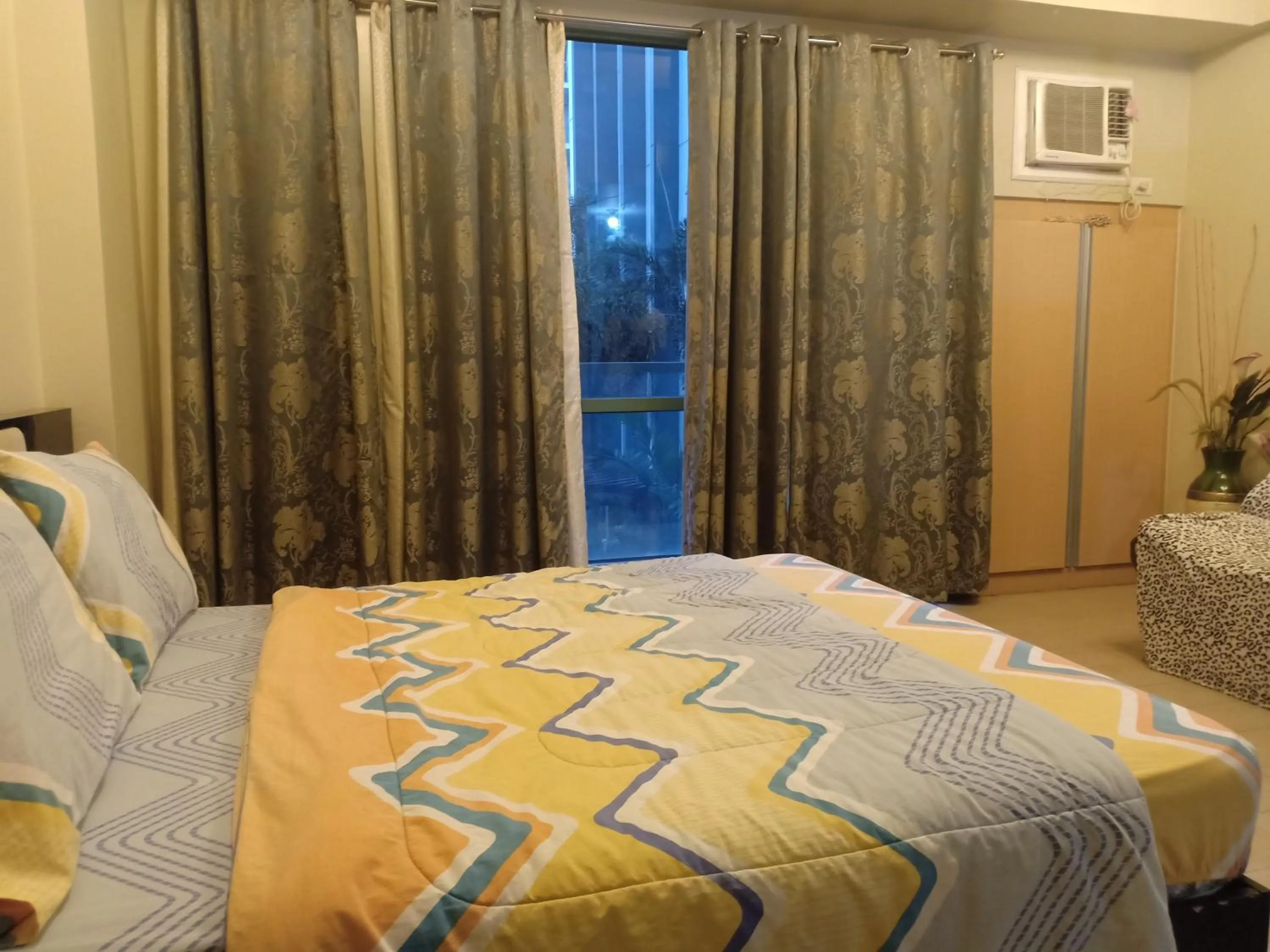 Photo of the whole room, Bed in Palm Tree Genlex Condo