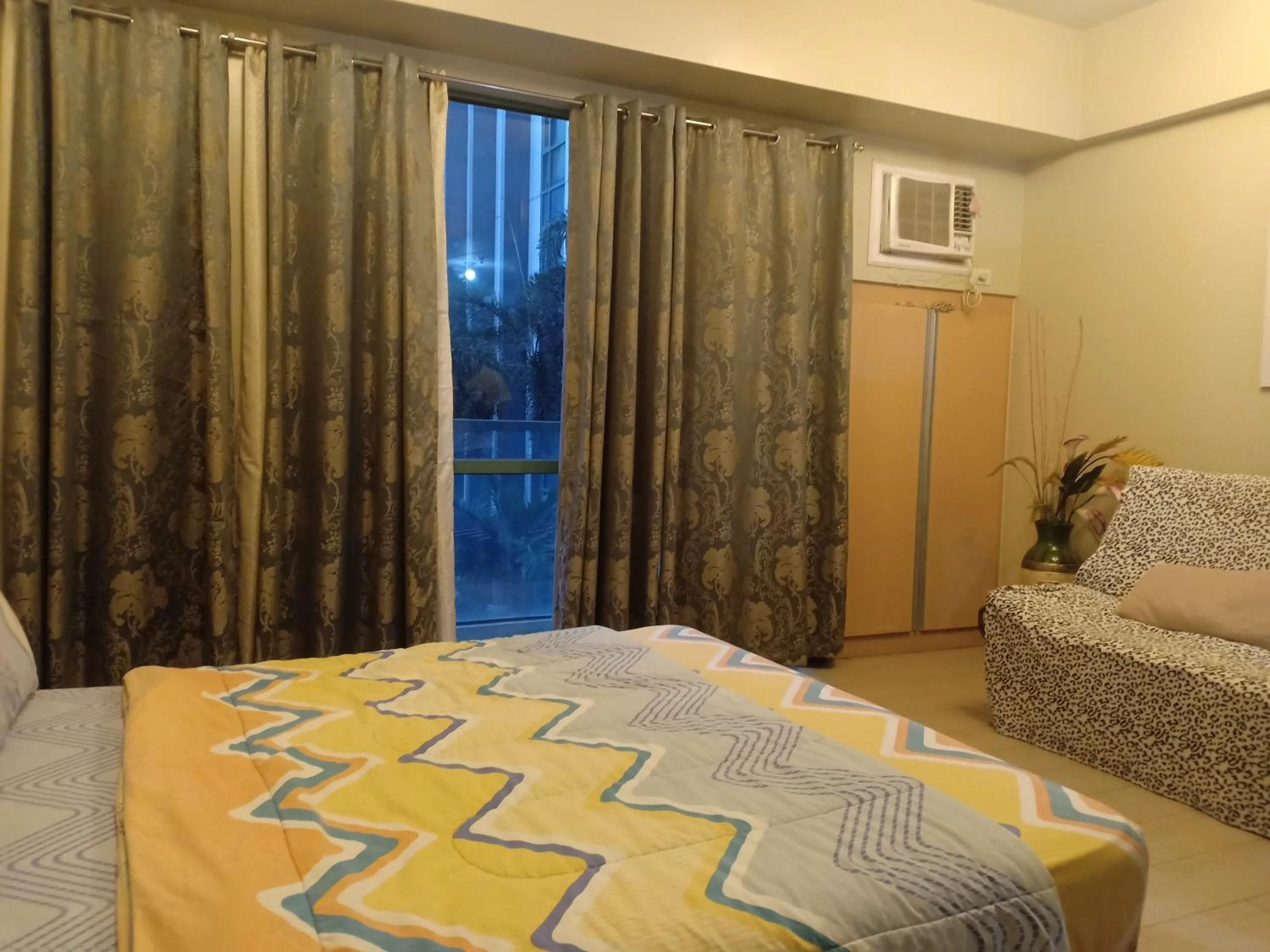 Photo of the whole room, Bed in Palm Tree Genlex Condo