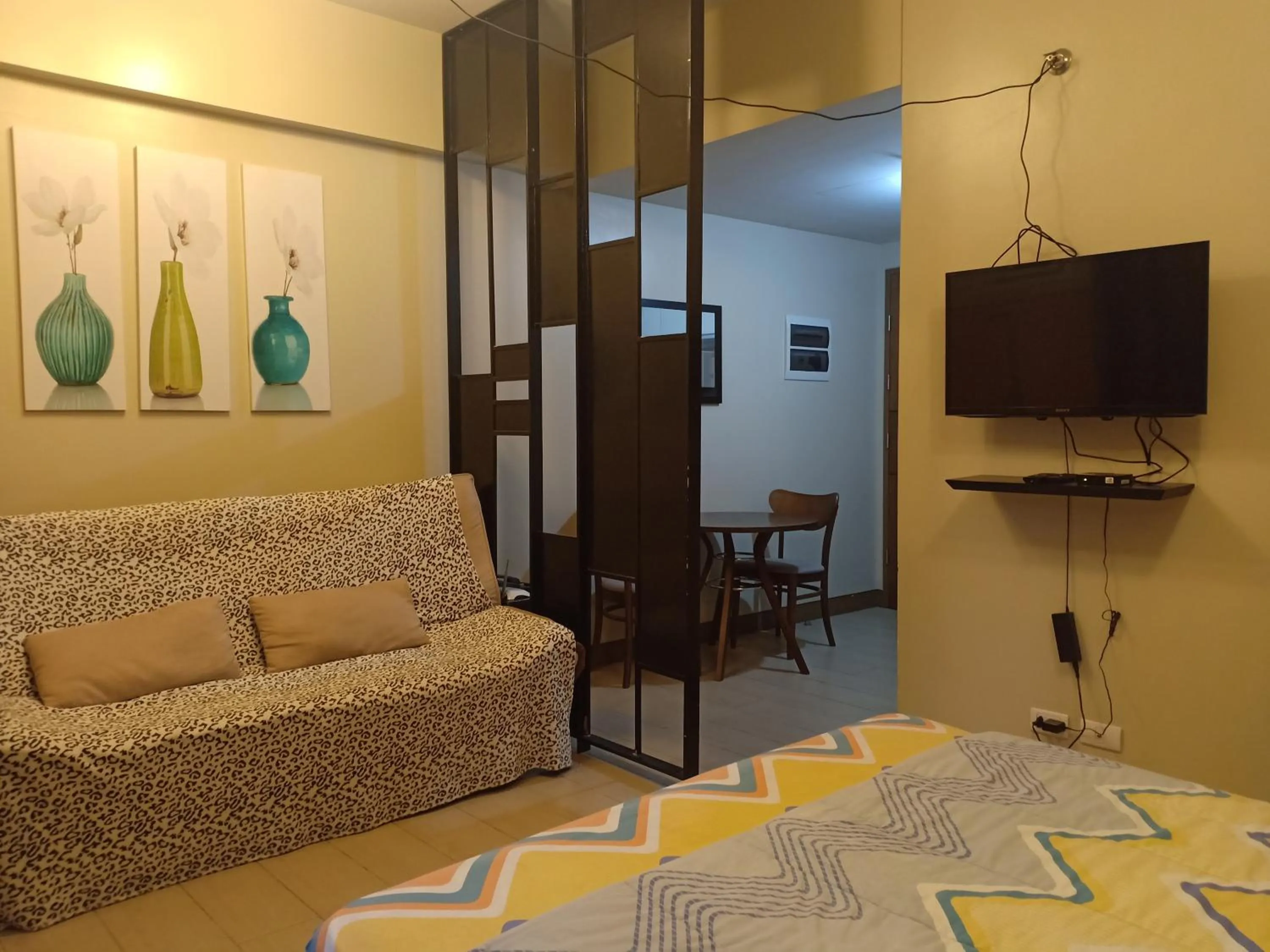 Bed in Palm Tree Genlex Condo