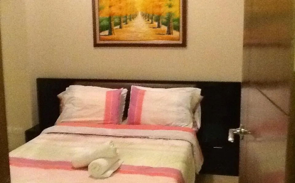 Bed in Palm Tree Genlex Condo