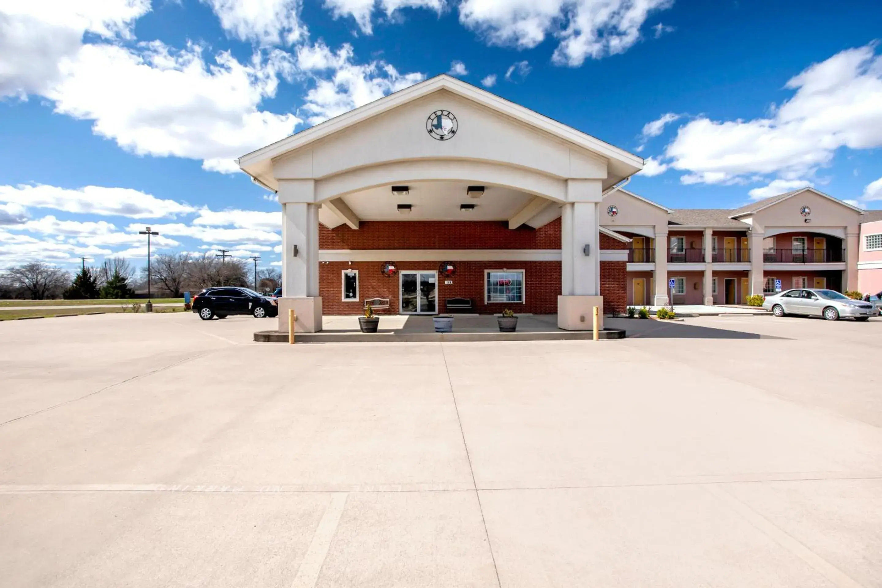 Facade/entrance in OYO Hotel Valley View TX, I-35 Facade/entrance in OYO Hotel Valley View TX, I-35