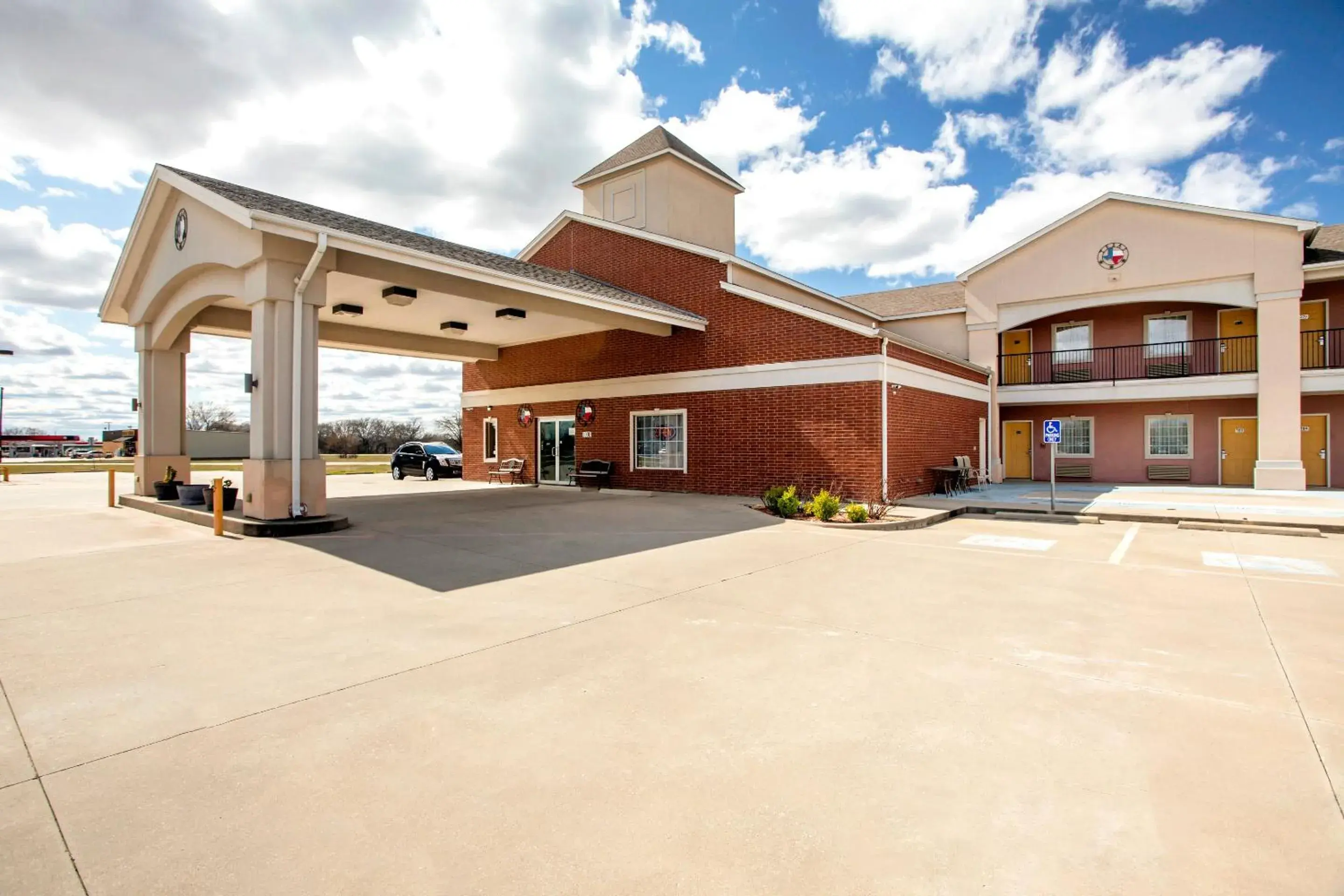 Facade/entrance in OYO Hotel Valley View TX, I-35 Facade/entrance in OYO Hotel Valley View TX, I-35