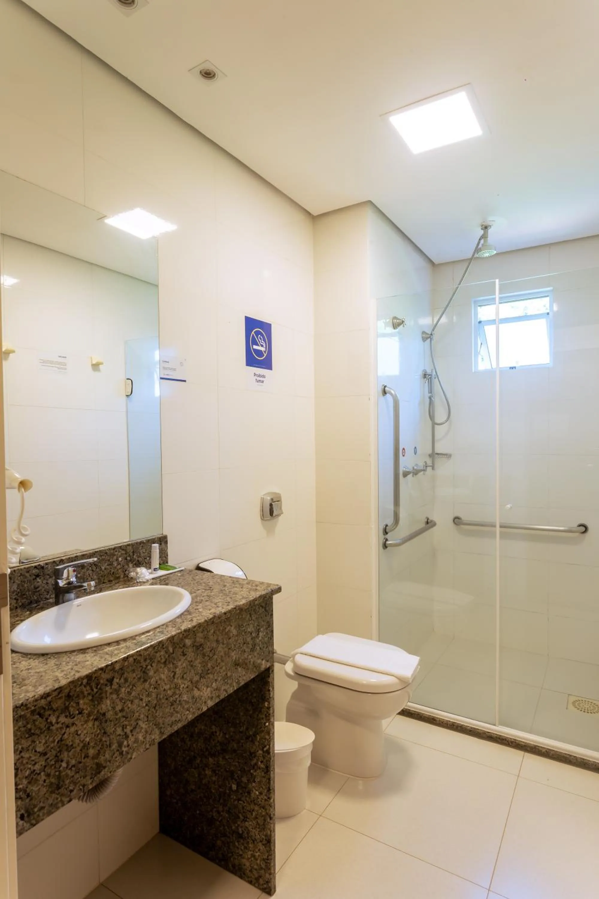 Bathroom in Hiber Hotel - Acesso a Chapecó