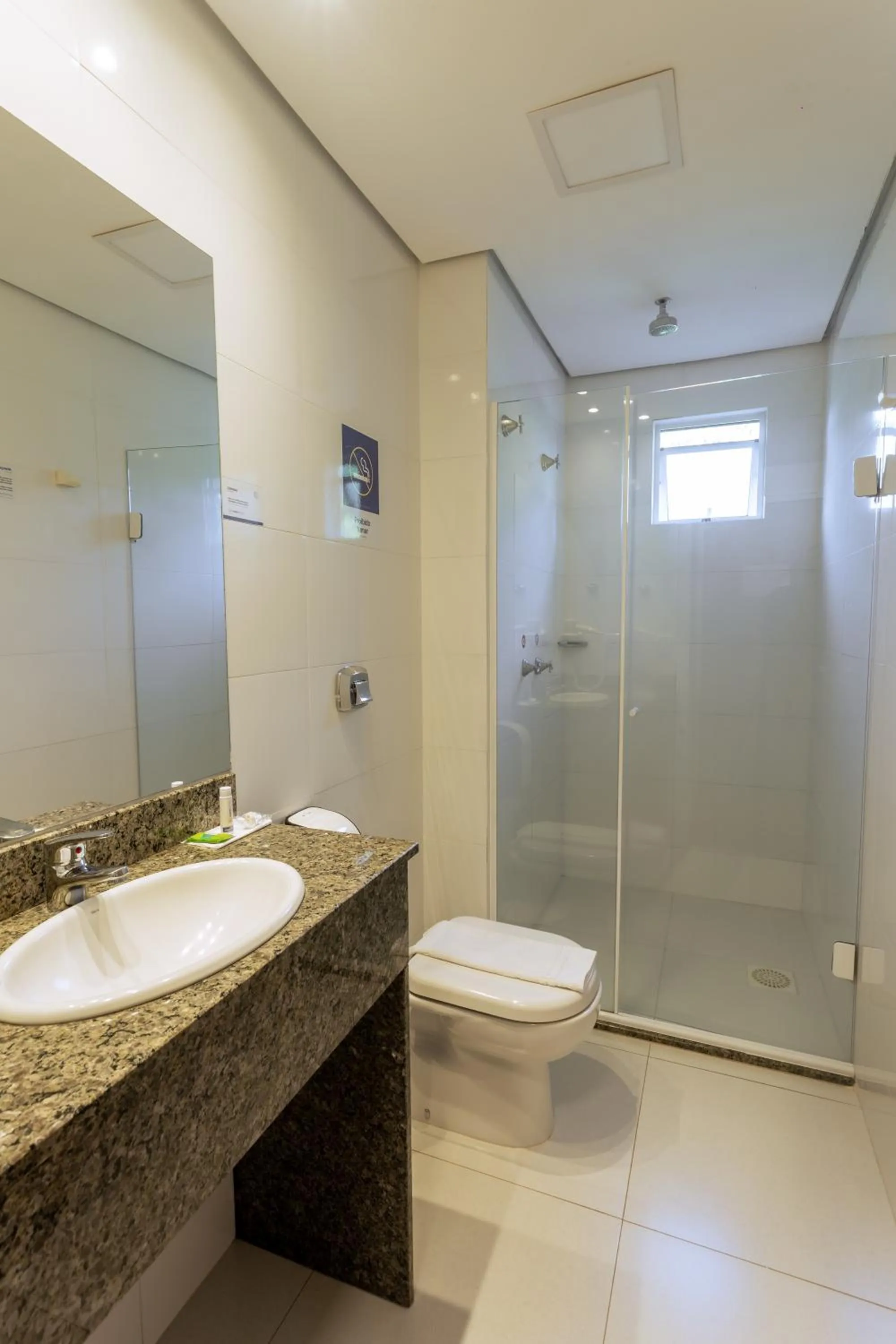 Bathroom in Hiber Hotel - Acesso a Chapecó