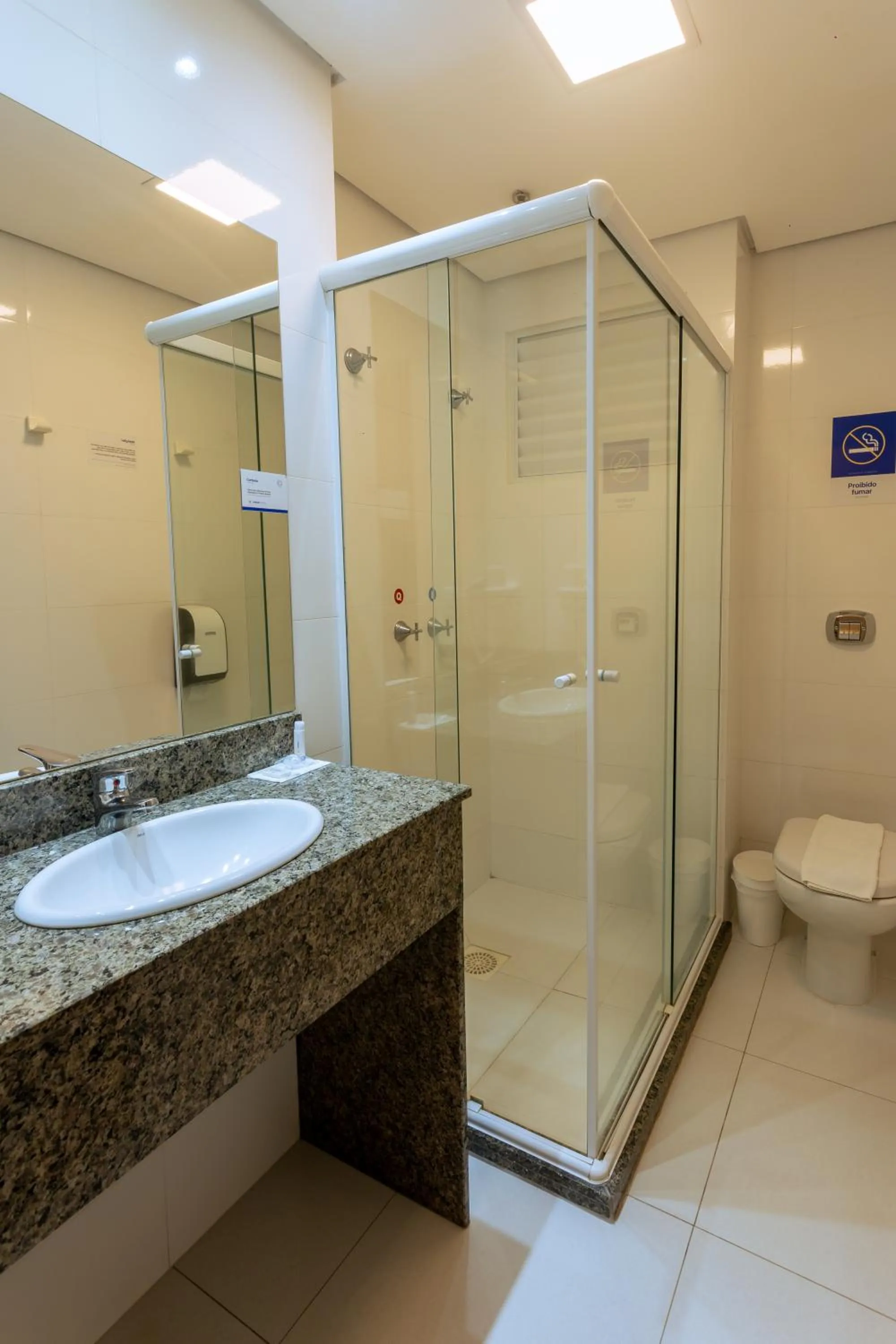 Bathroom in Hiber Hotel - Acesso a Chapecó