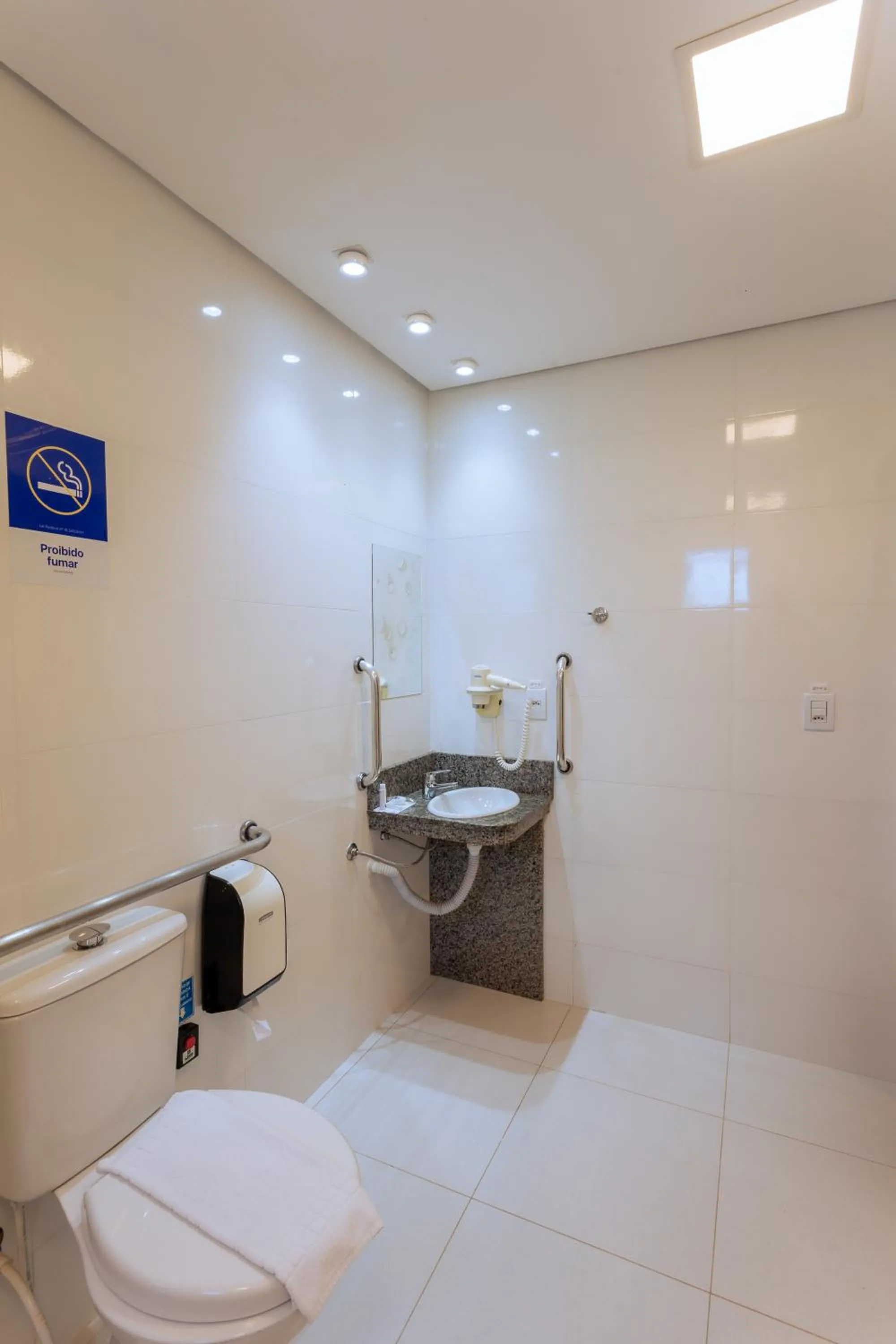 Bathroom in Hiber Hotel - Acesso a Chapecó