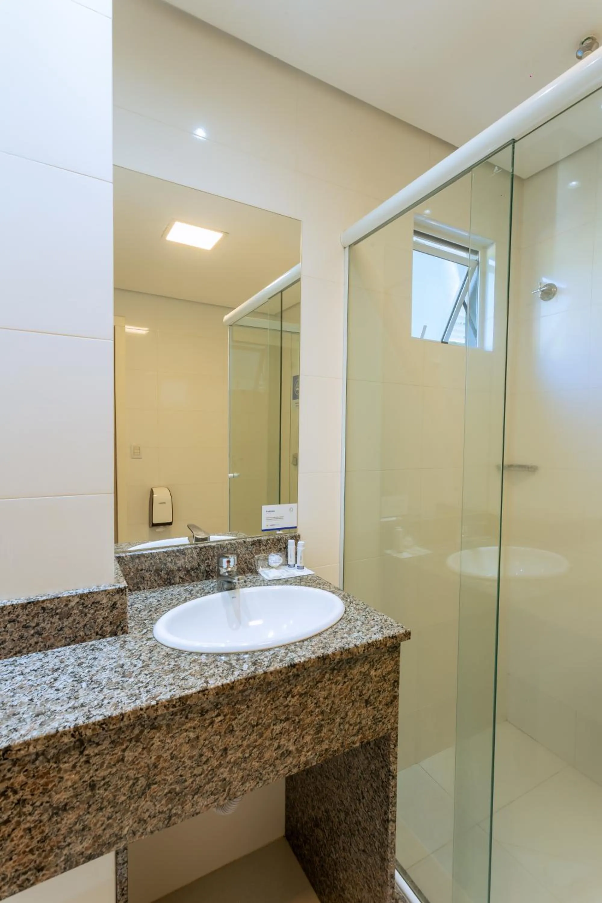 Bathroom in Hiber Hotel - Acesso a Chapecó