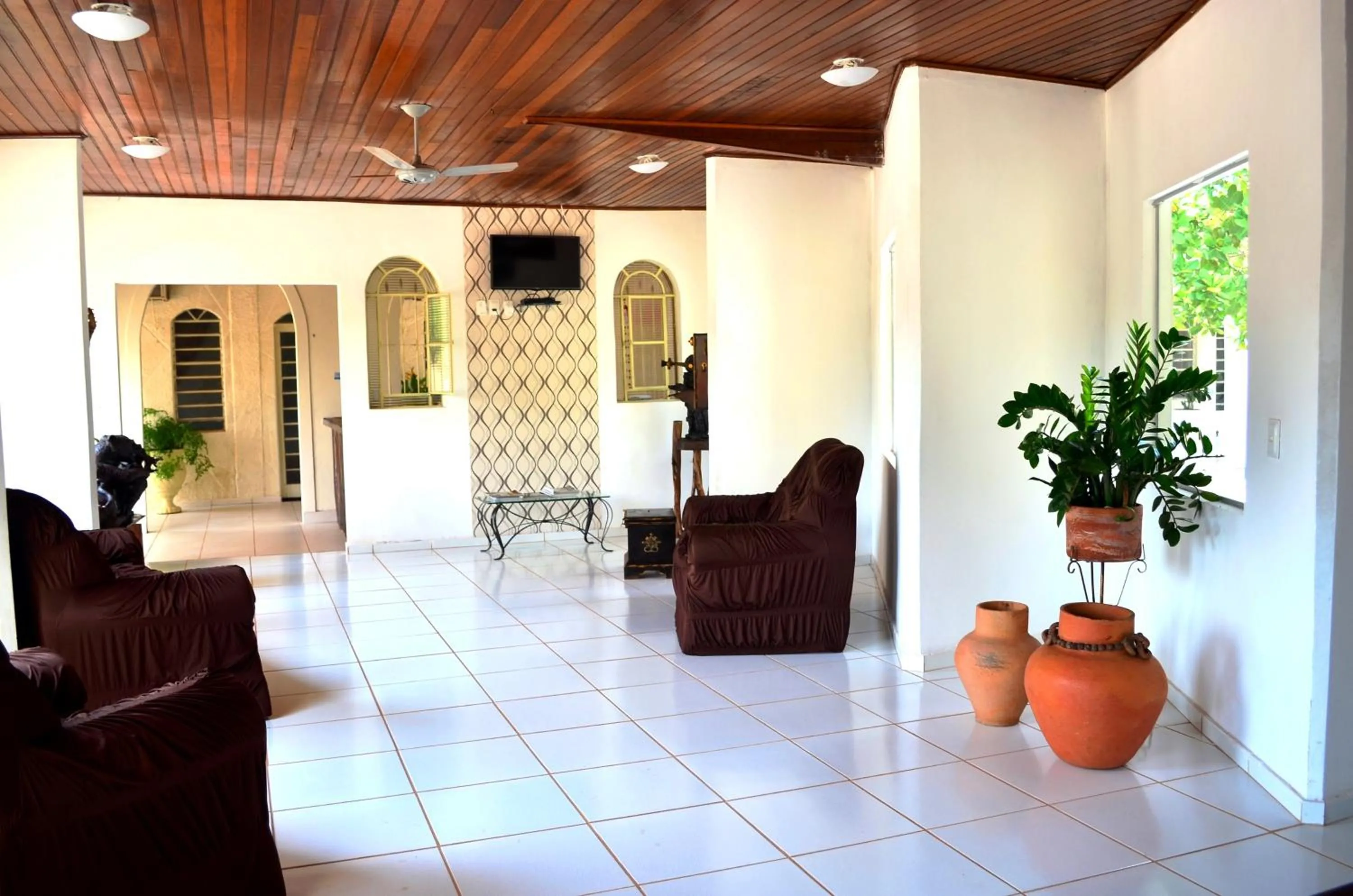 Communal lounge/ TV room in Canoas Hotel