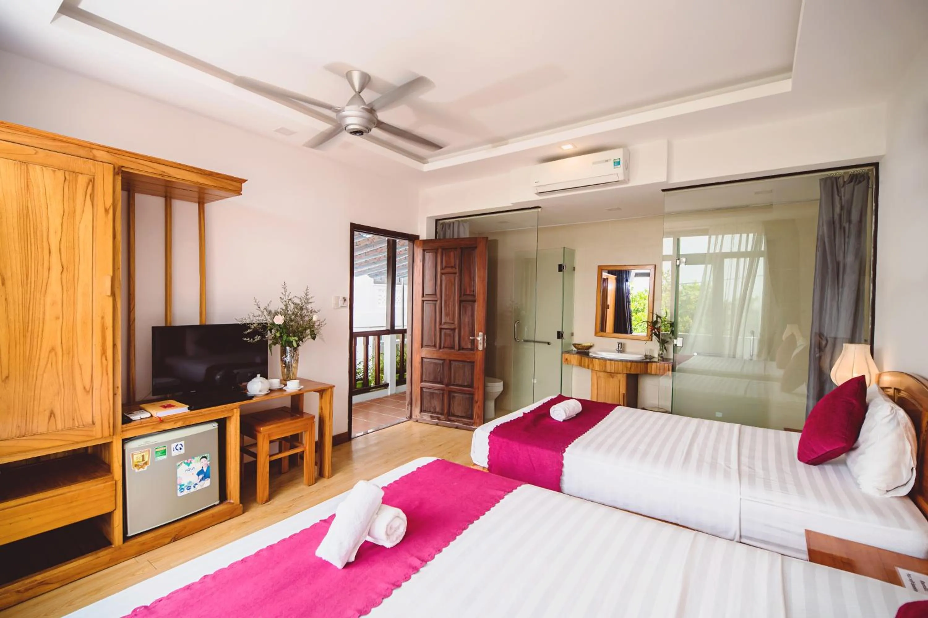 Bathroom, Bed in Riverside Plum Garden Villa