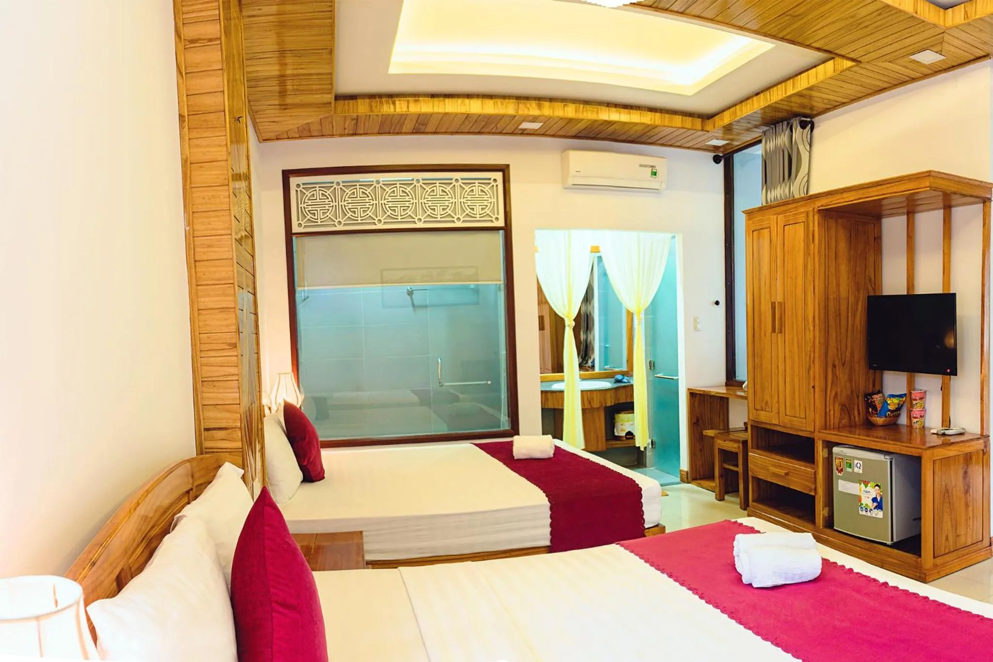 Bathroom, Bed in Riverside Plum Garden Villa