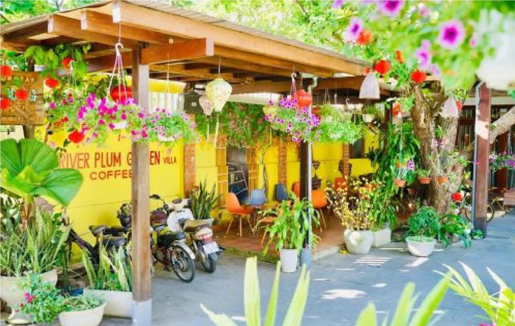 Coffee/tea facilities in Riverside Plum Garden Villa