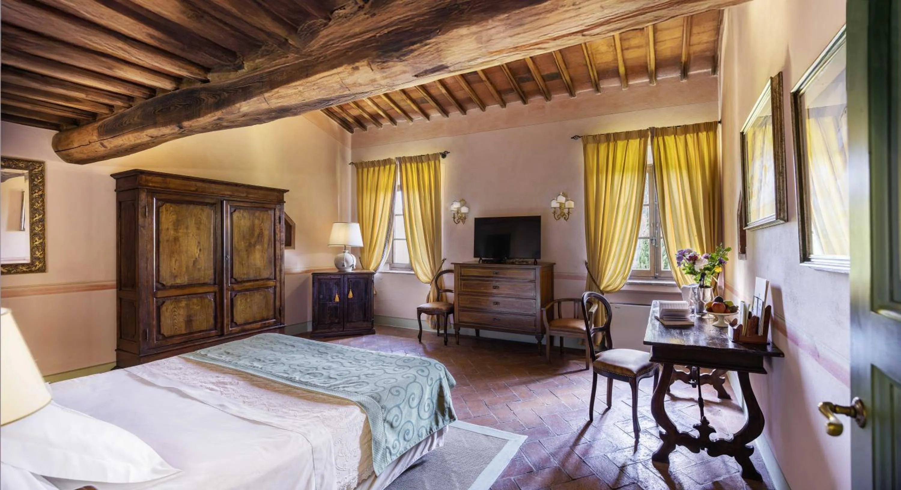 Bed in Castello di Spaltenna Exclusive Resort & Spa