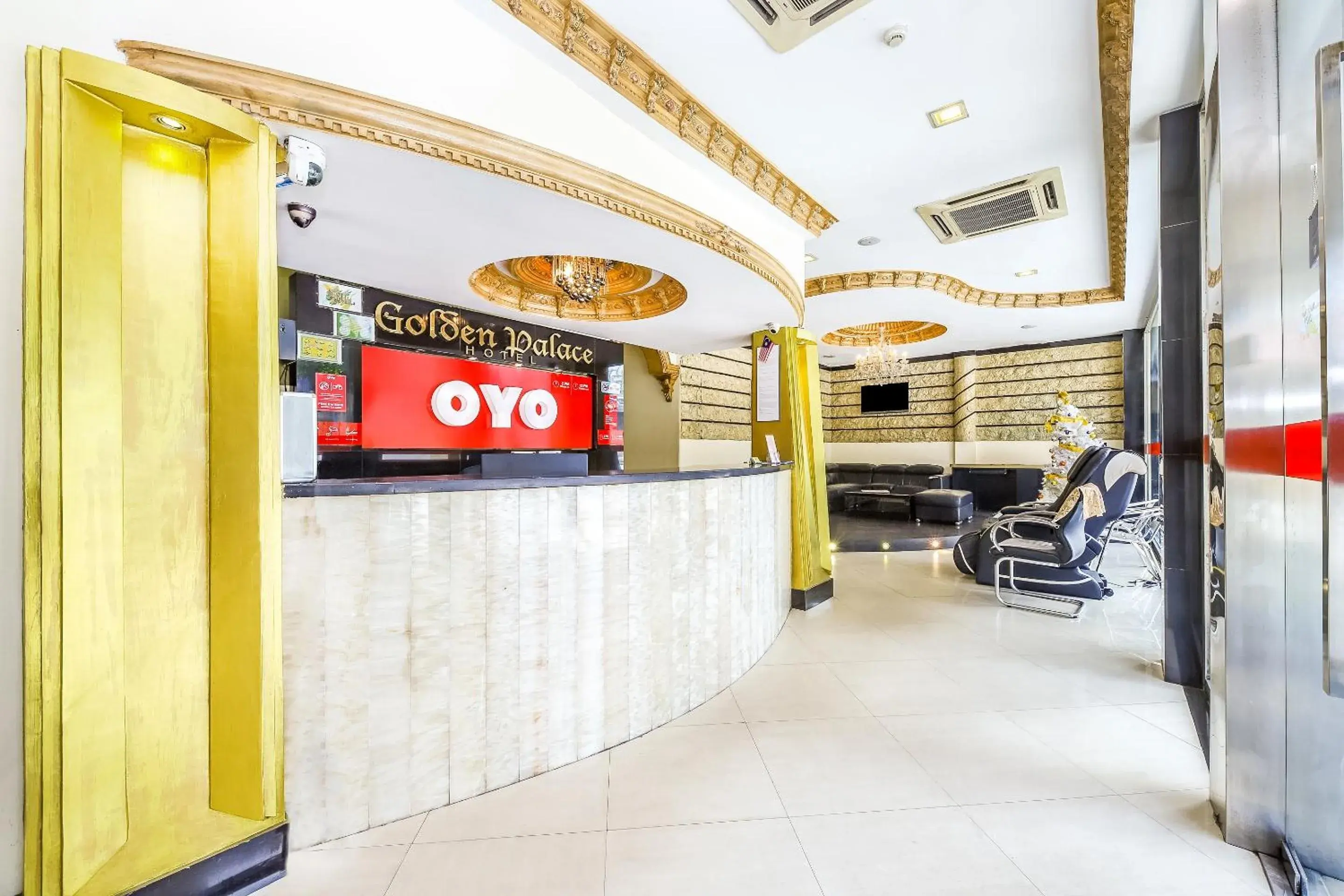 Lobby or reception in OYO 108 Golden Palace Hotel